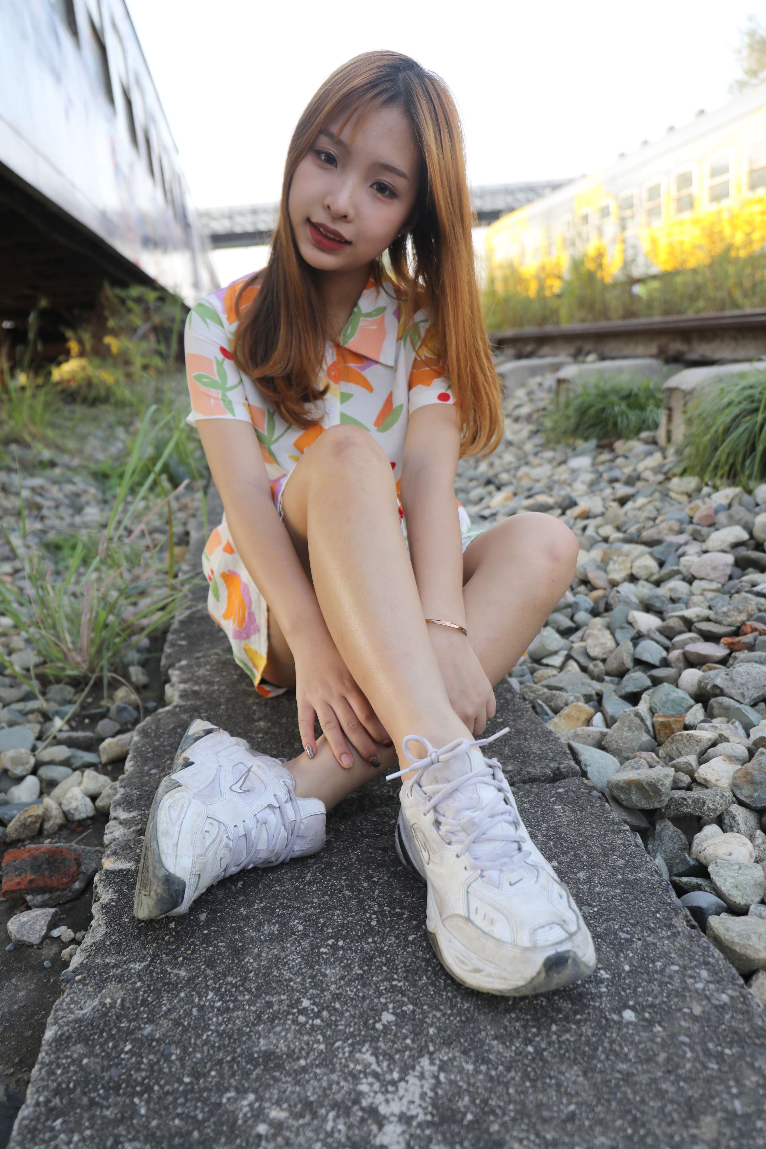 《户外吃棒棒糖的女孩》作品图