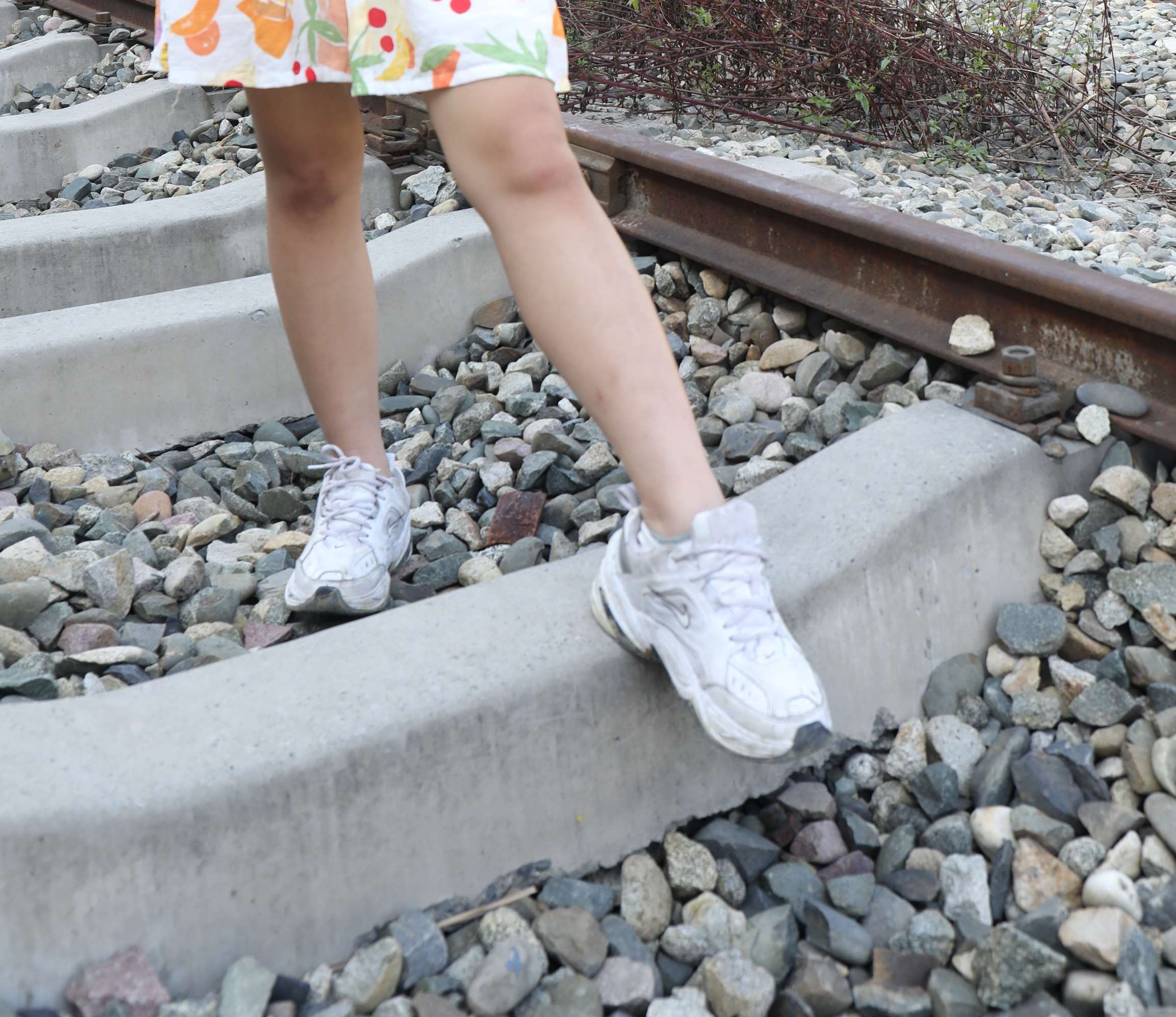 《户外吃棒棒糖的女孩》作品图