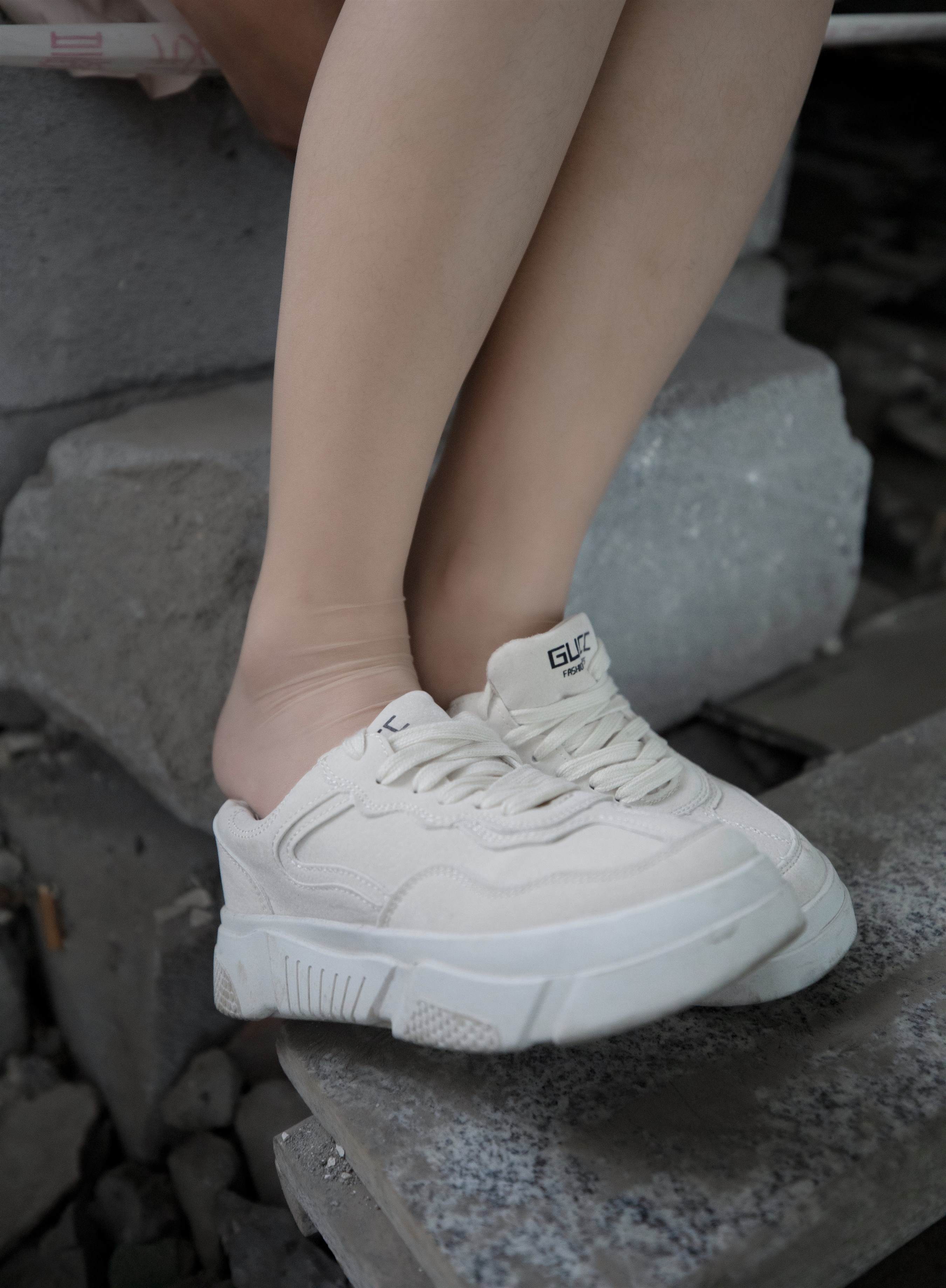 《毛坯房里的丝袜脚丫》作品图