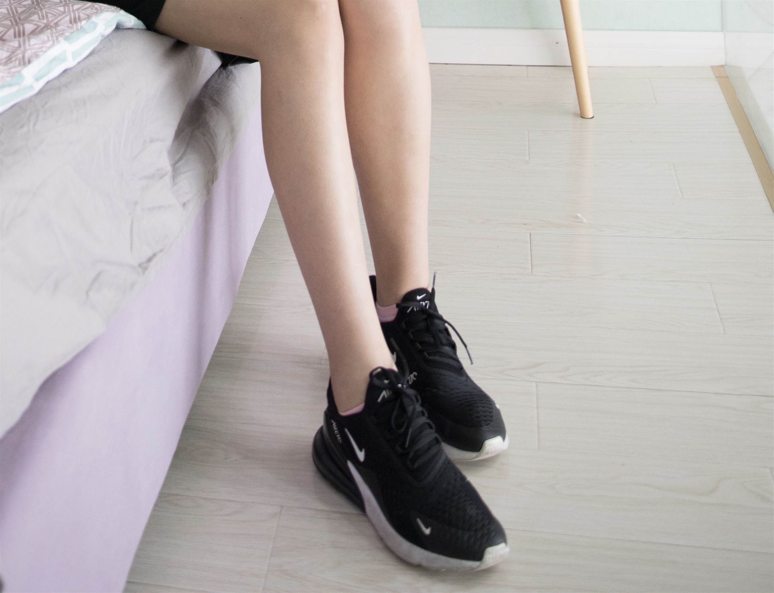 《短发长腿小师妹+视频2个网盘下载》作品图