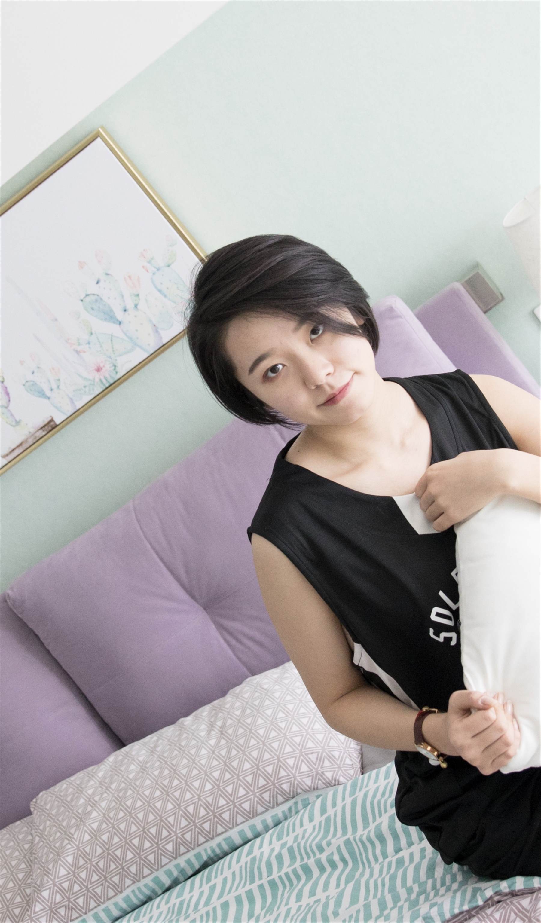 《短发长腿小师妹+视频2个网盘下载》作品图