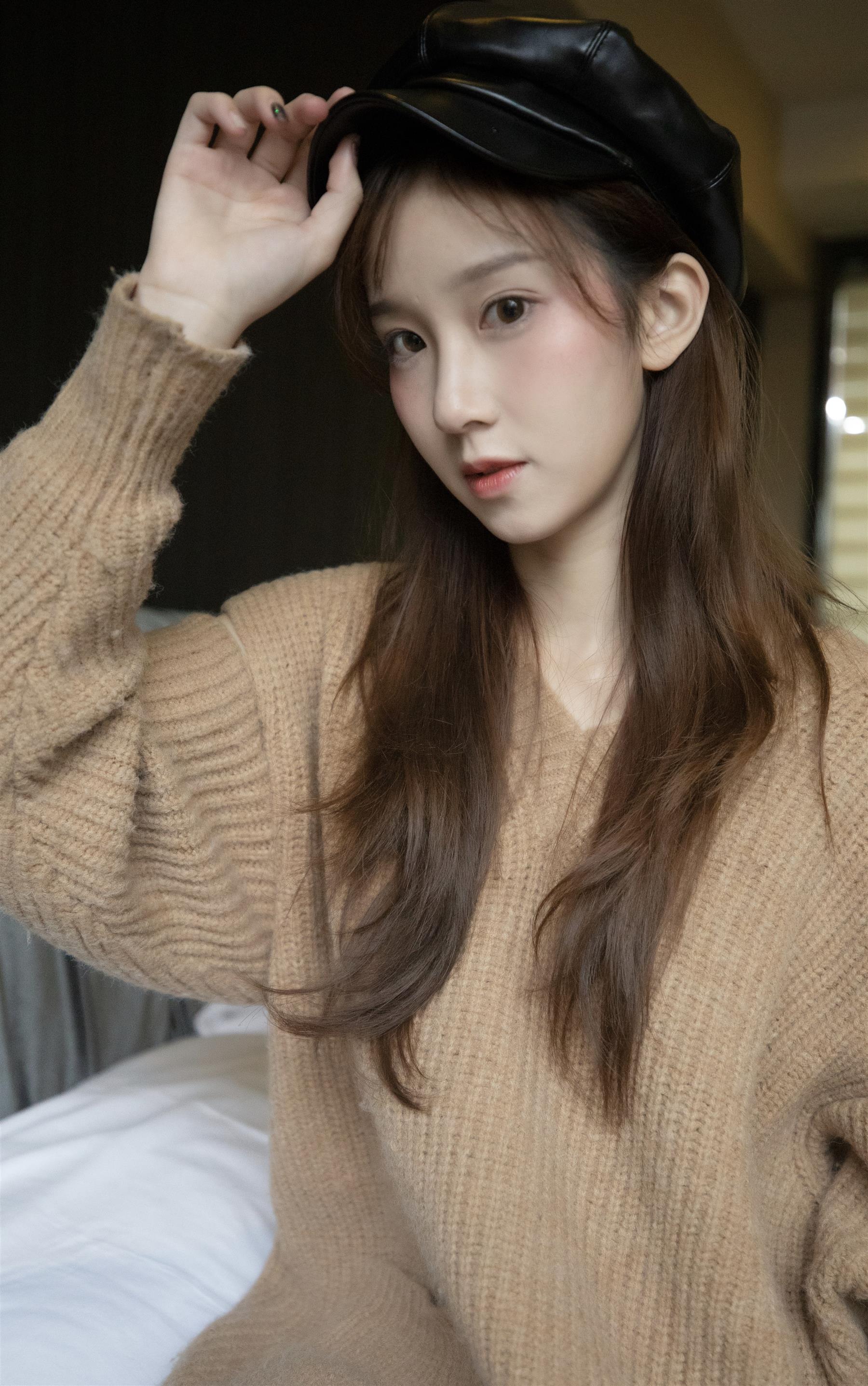 《长腿少女丝袜脚丫+视频1个网盘下载》作品图