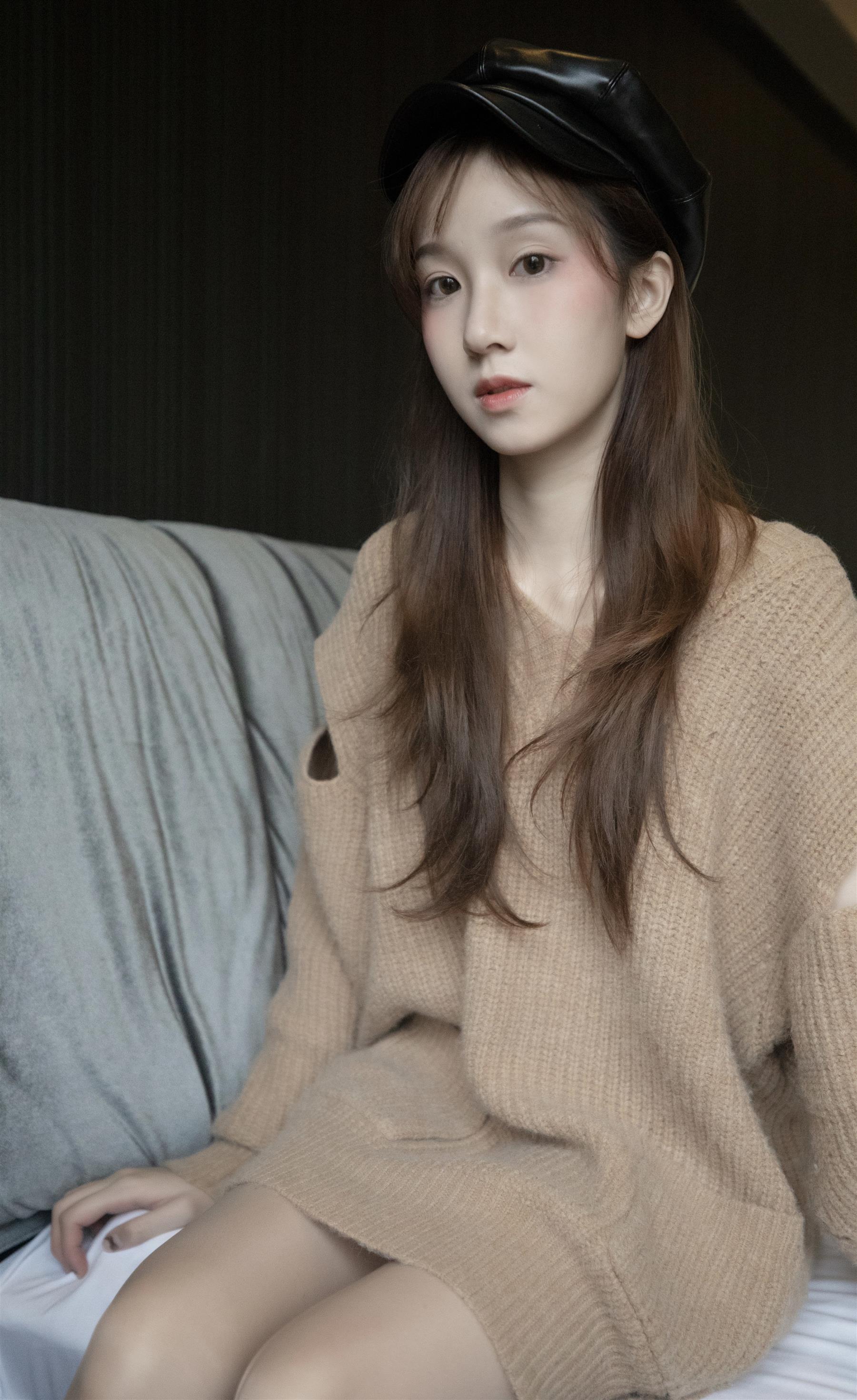 《长腿少女丝袜脚丫+视频1个网盘下载》作品图