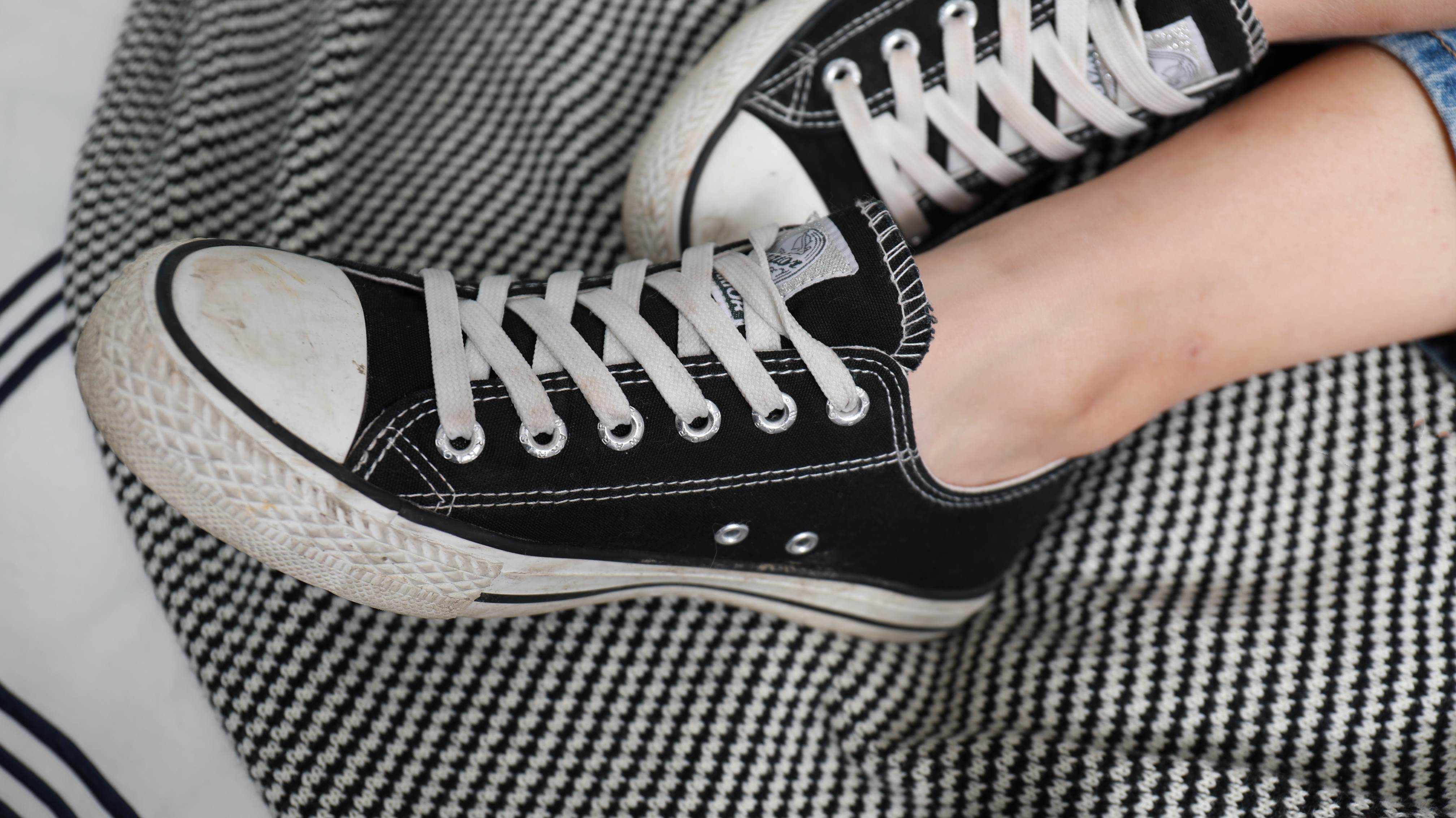 《帆布鞋船袜の嫩足玩物》作品图