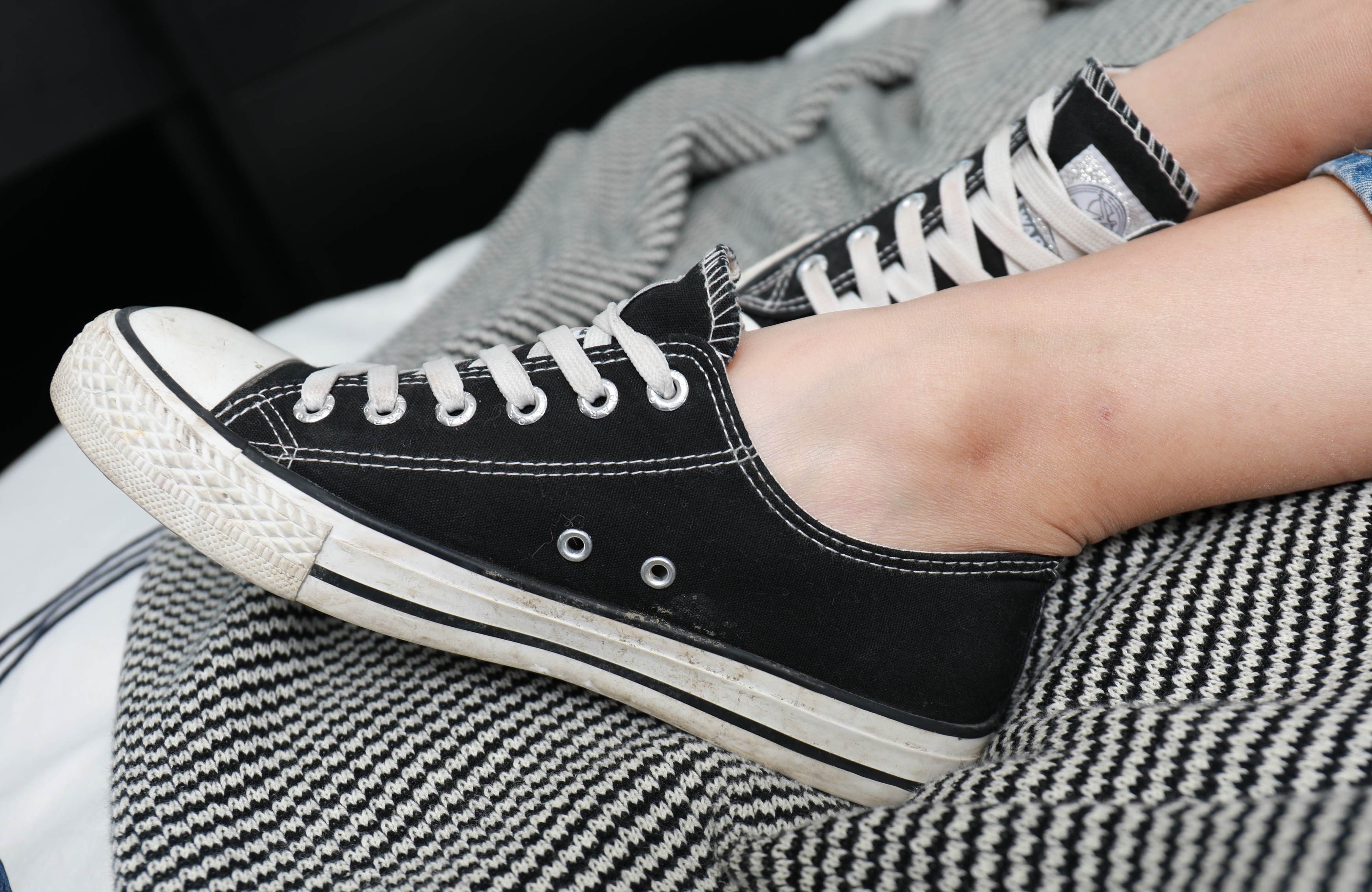 《帆布鞋船袜の嫩足玩物》作品图