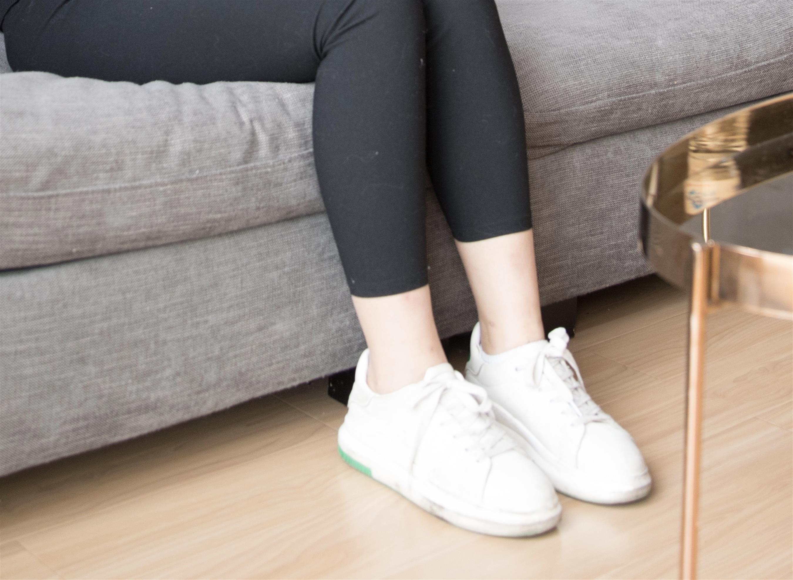 《小姐姐板鞋の船袜脚丫+视频2个》作品图