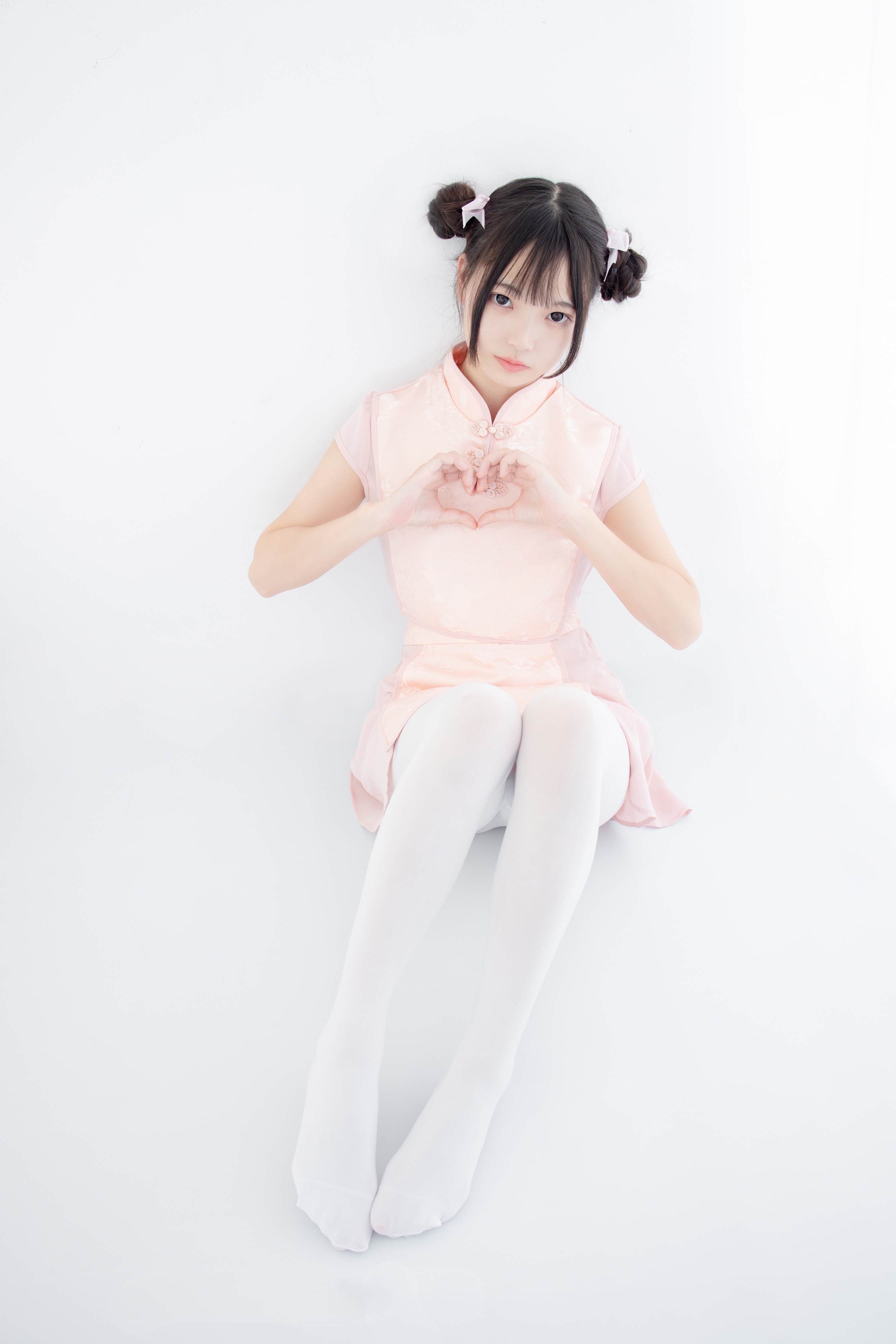 《白色空间の旗袍白丝脚丫+视频1个》作品图