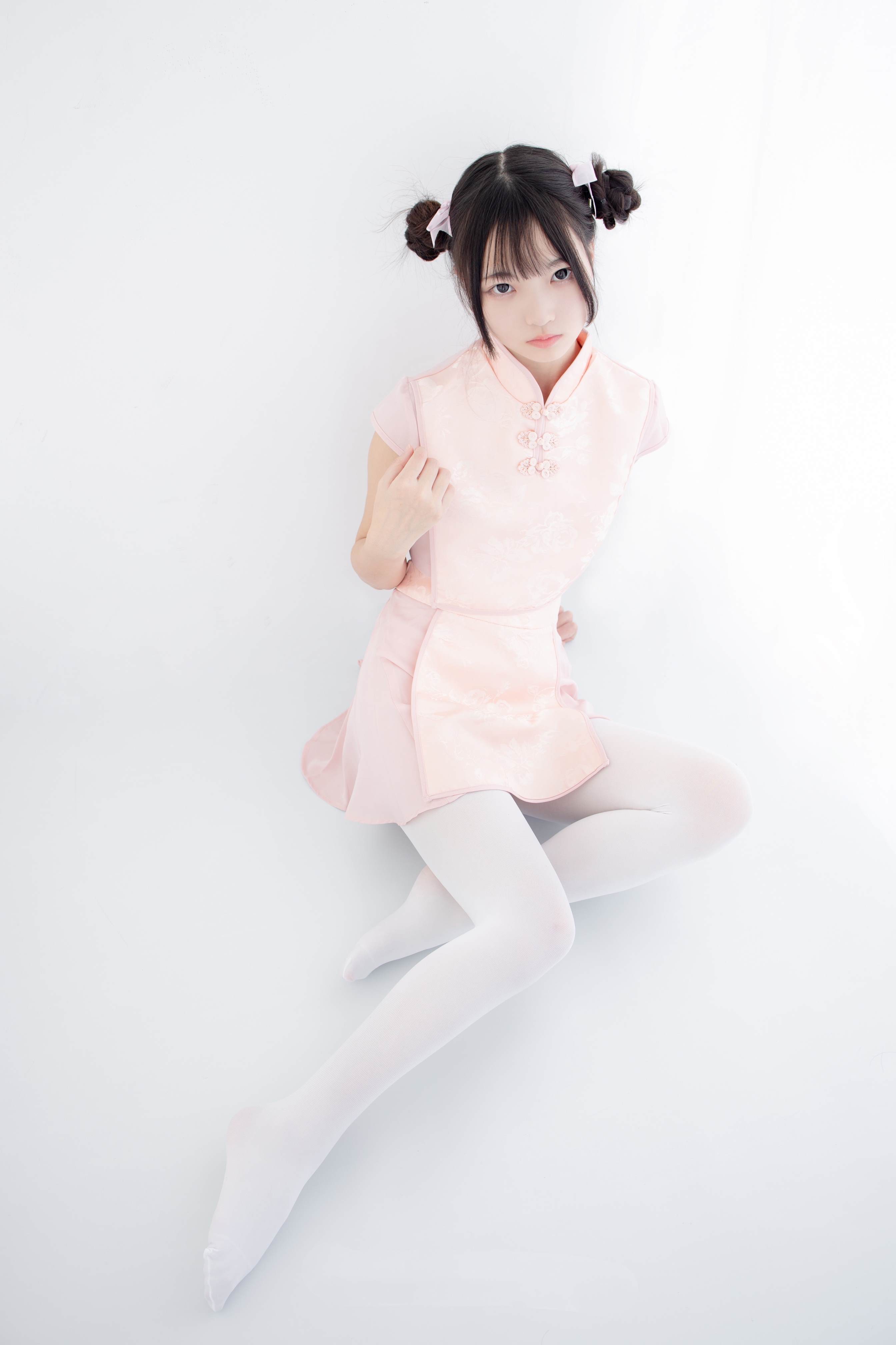 《白色空间の旗袍白丝脚丫+视频1个》作品图