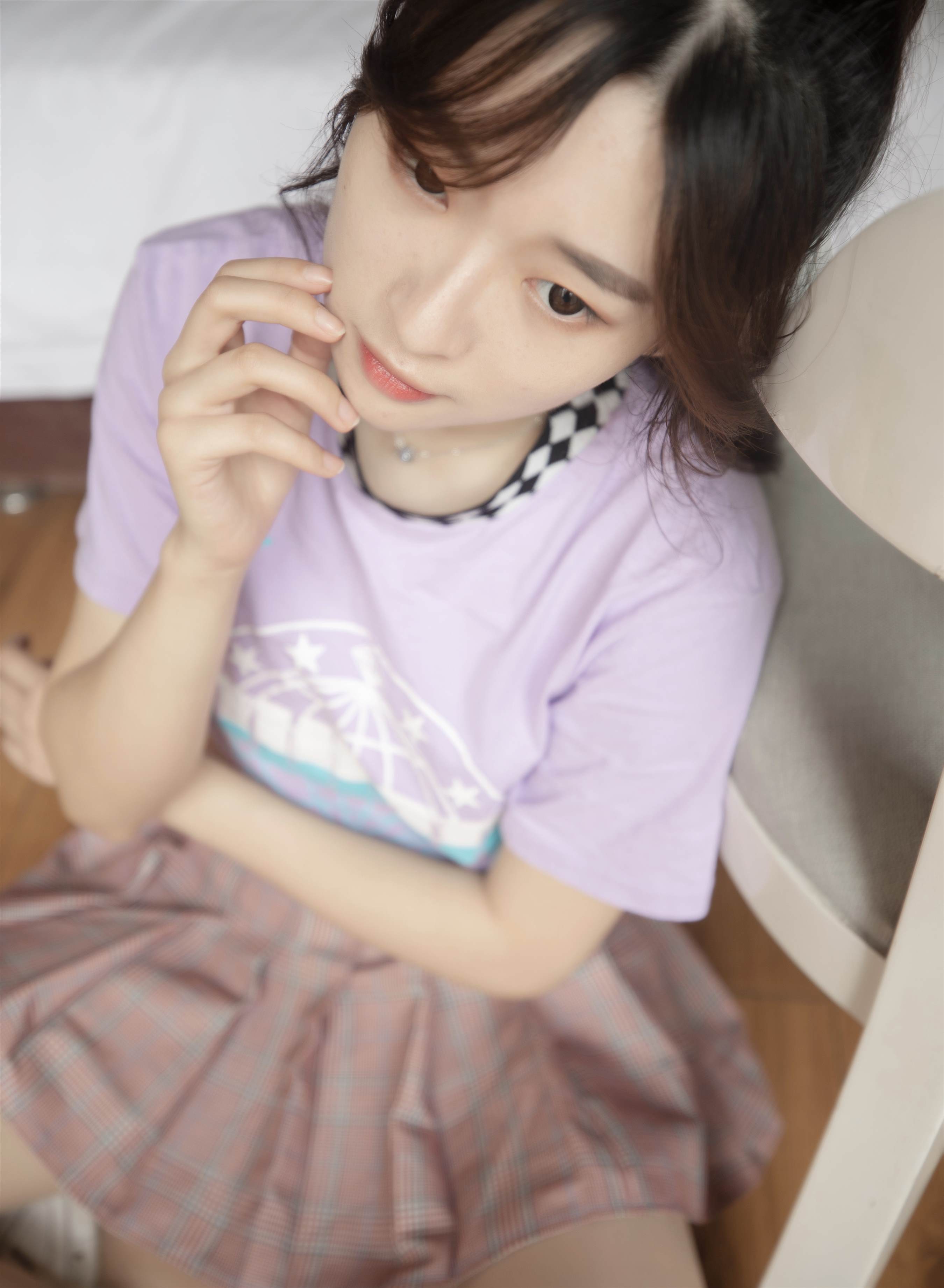 《运动鞋の丝袜脚丫》作品图