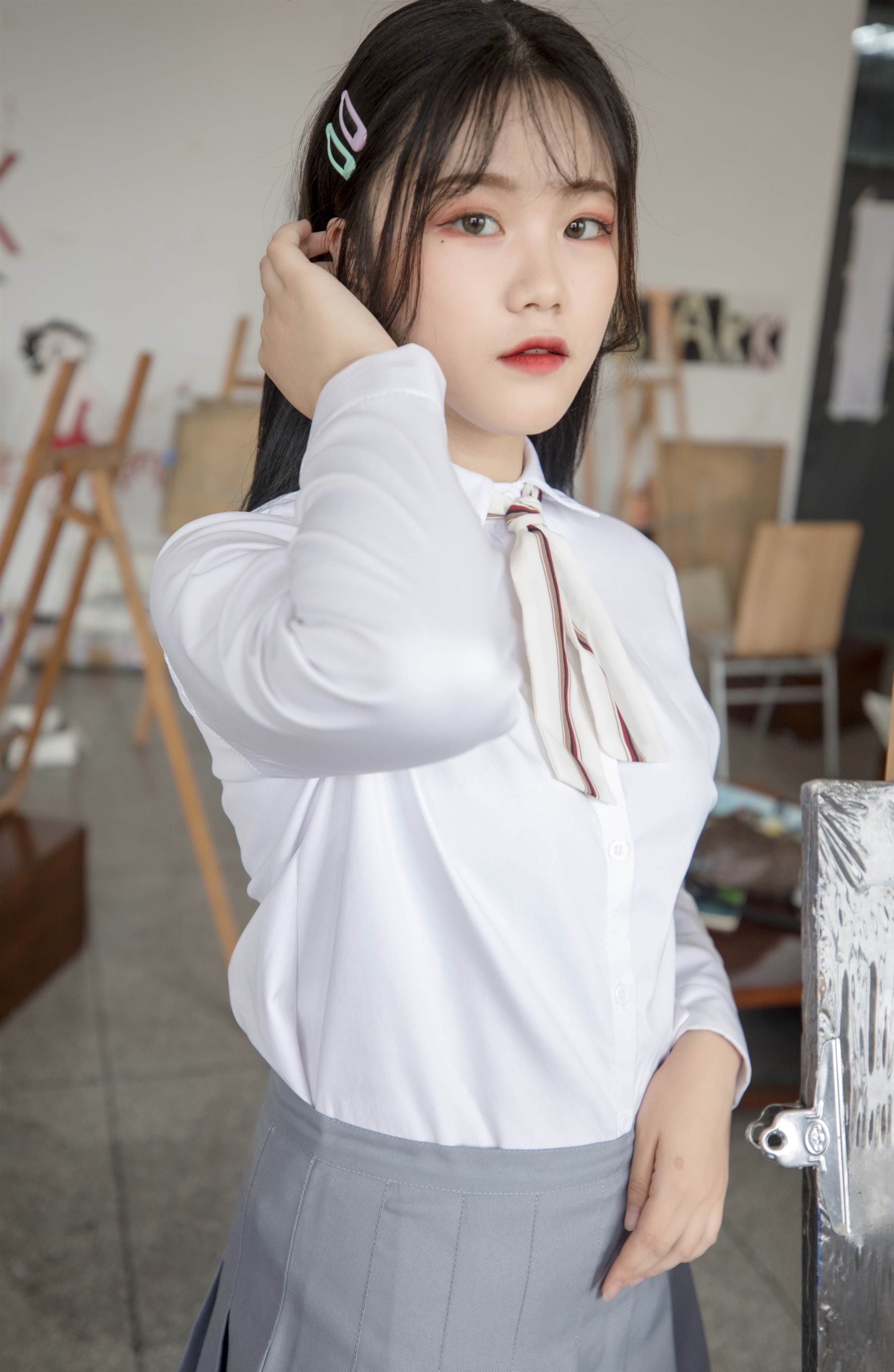 《画室里的丝袜脚丫》作品图