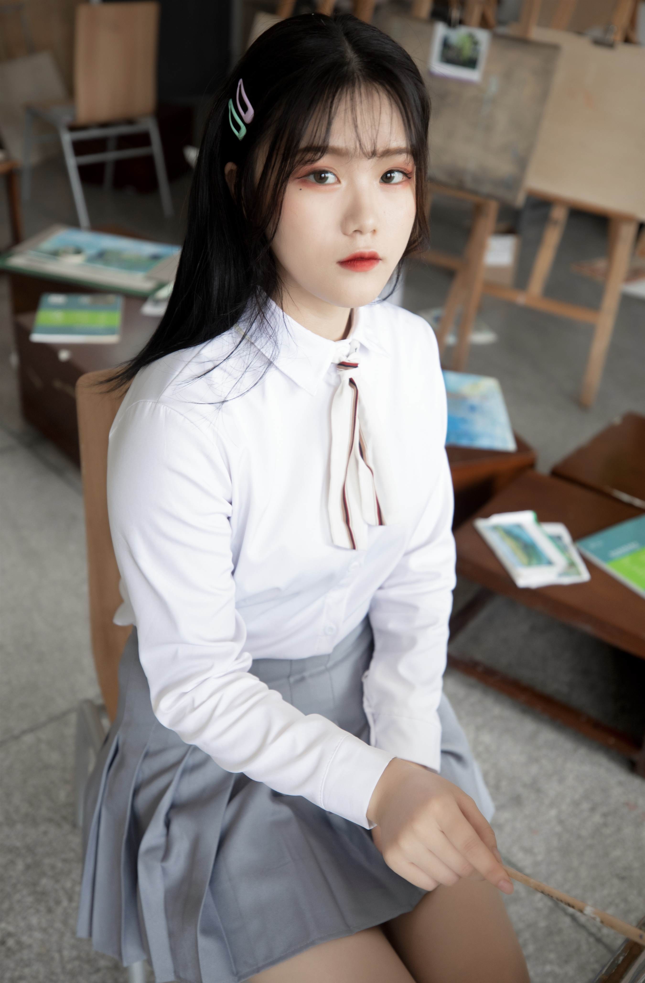 《画室里的丝袜脚丫》作品图