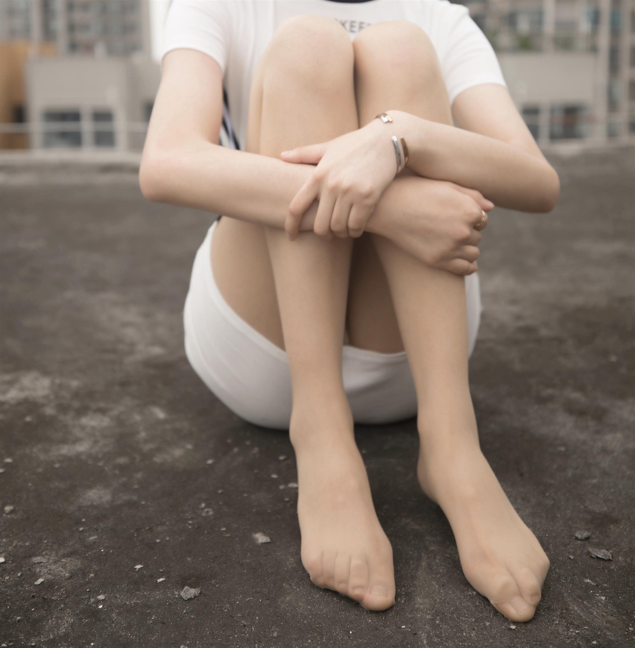 《天台丝袜脚》作品图