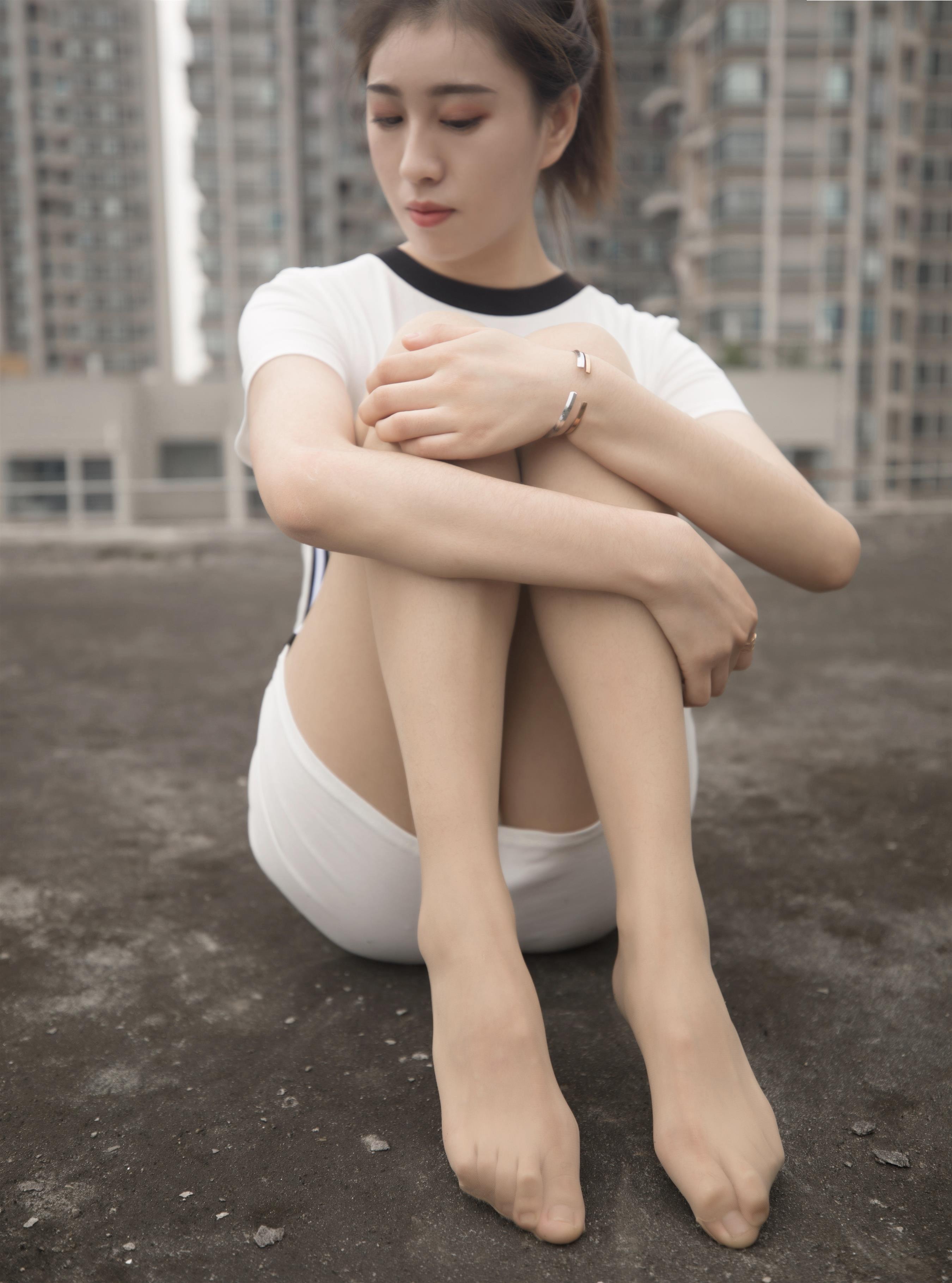 《天台丝袜脚》作品图