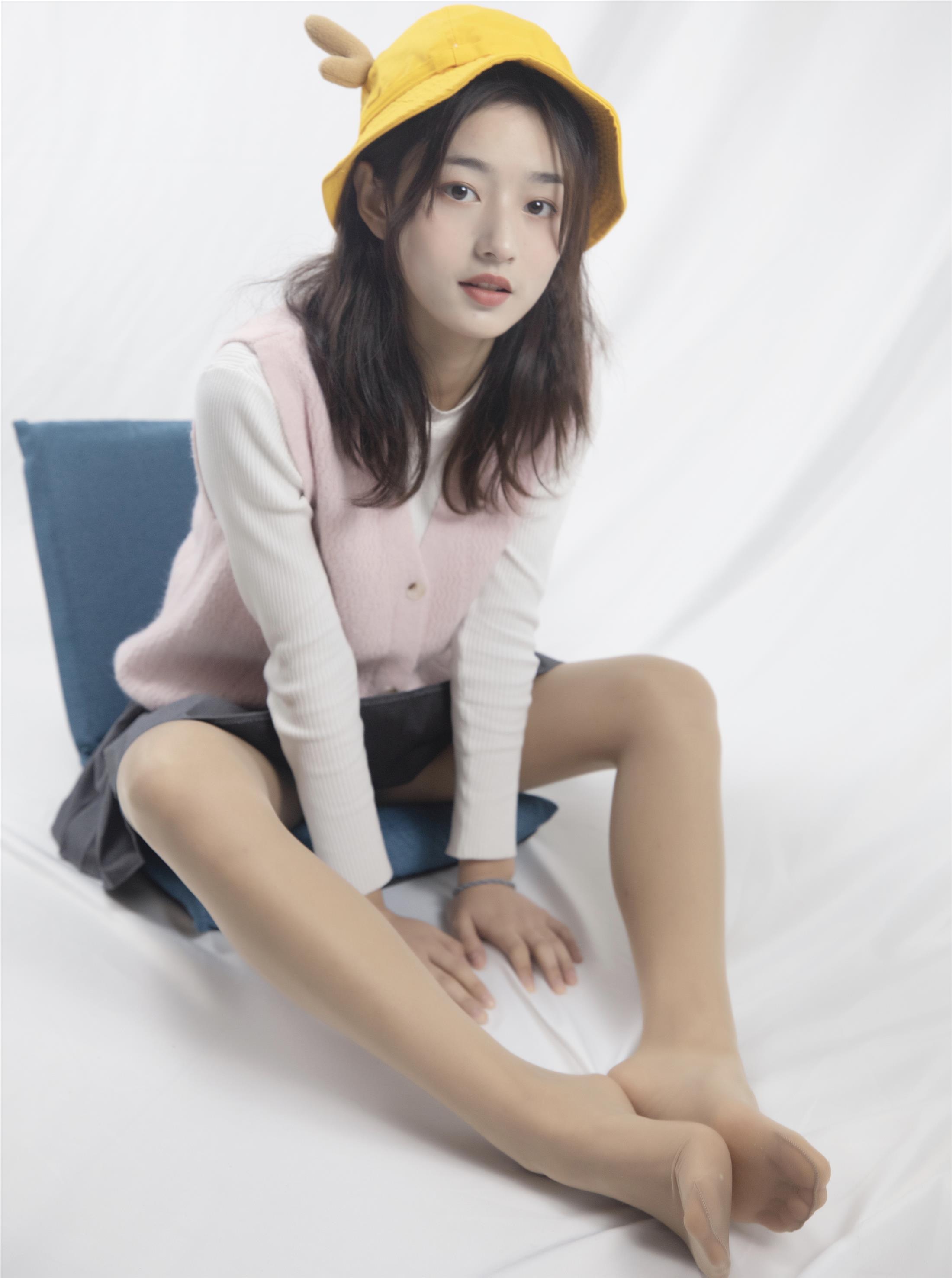 《黄帽の丝袜脚丫+视频1个网盘下载》作品图