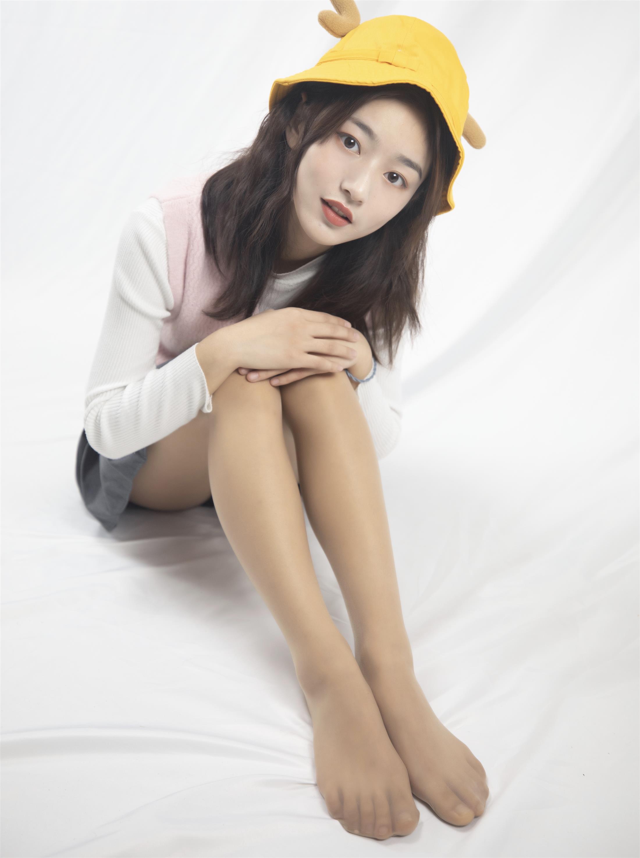 《黄帽の丝袜脚丫+视频1个网盘下载》作品图