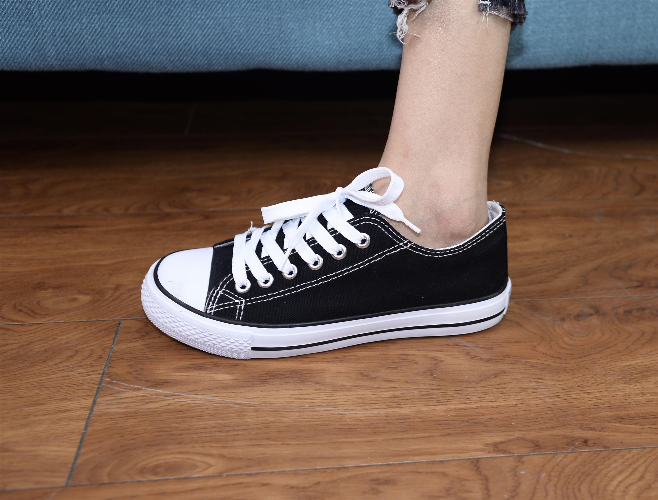 《八分牛仔の帆布鞋船袜脚丫》作品图