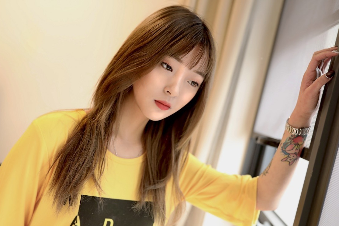 《纹身小姐姐板鞋丝袜脚丫》作品图