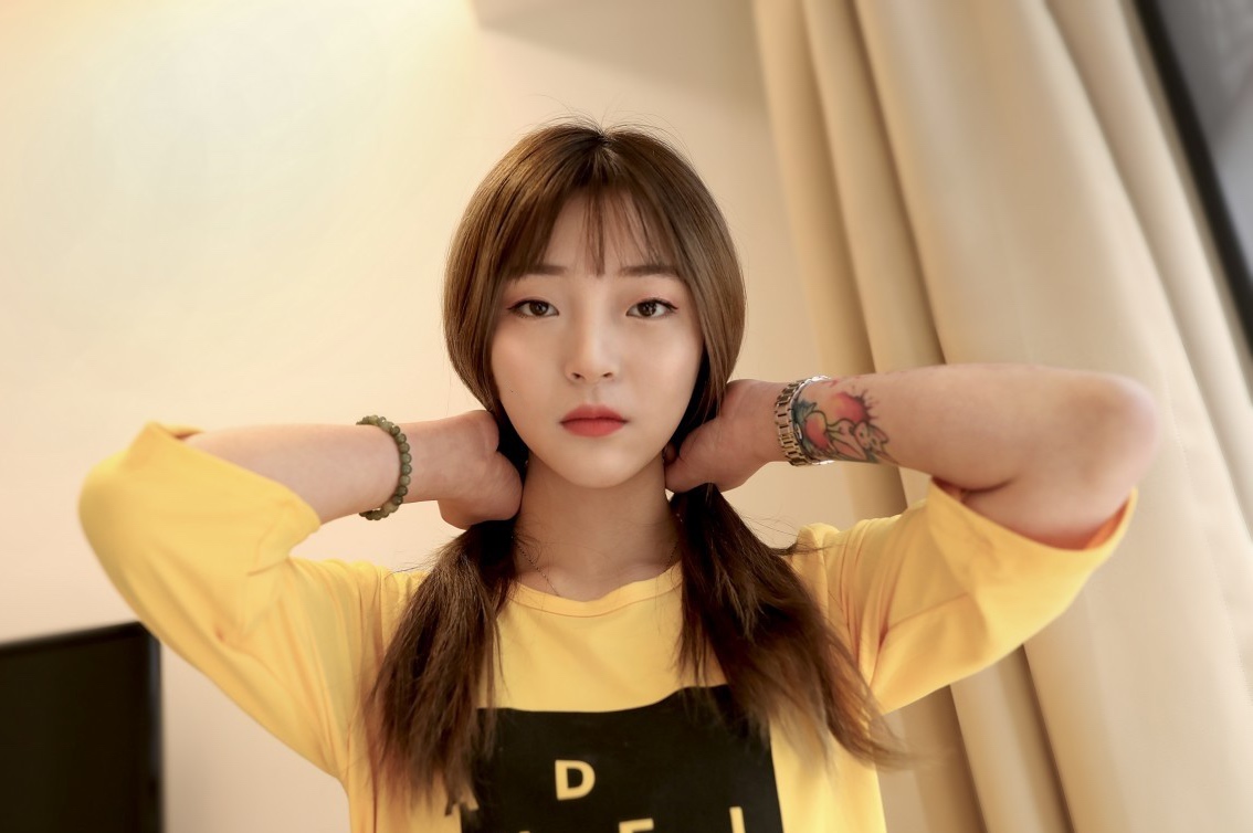 《纹身小姐姐板鞋丝袜脚丫》作品图