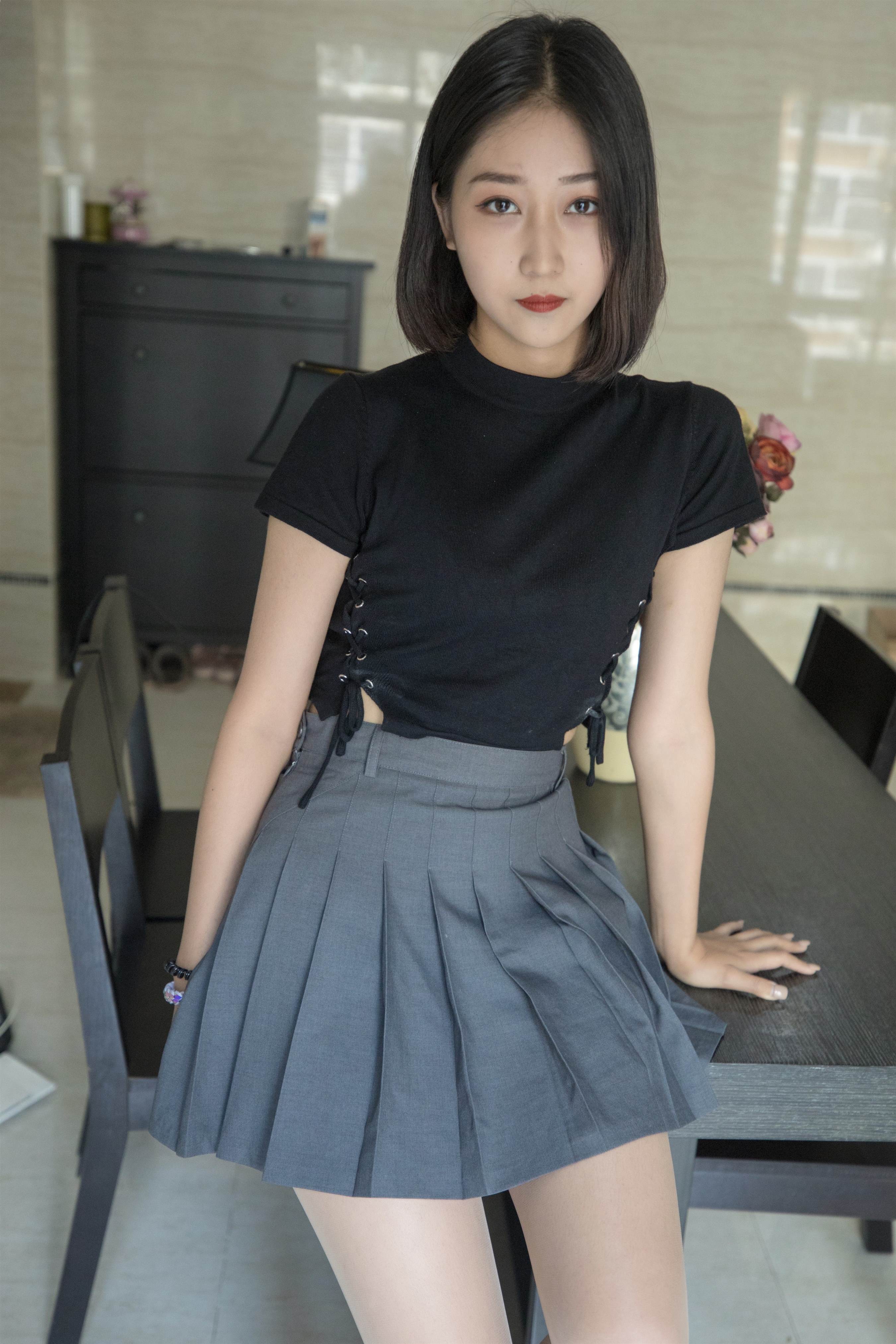 《小脏鞋の丝袜脚丫》作品图