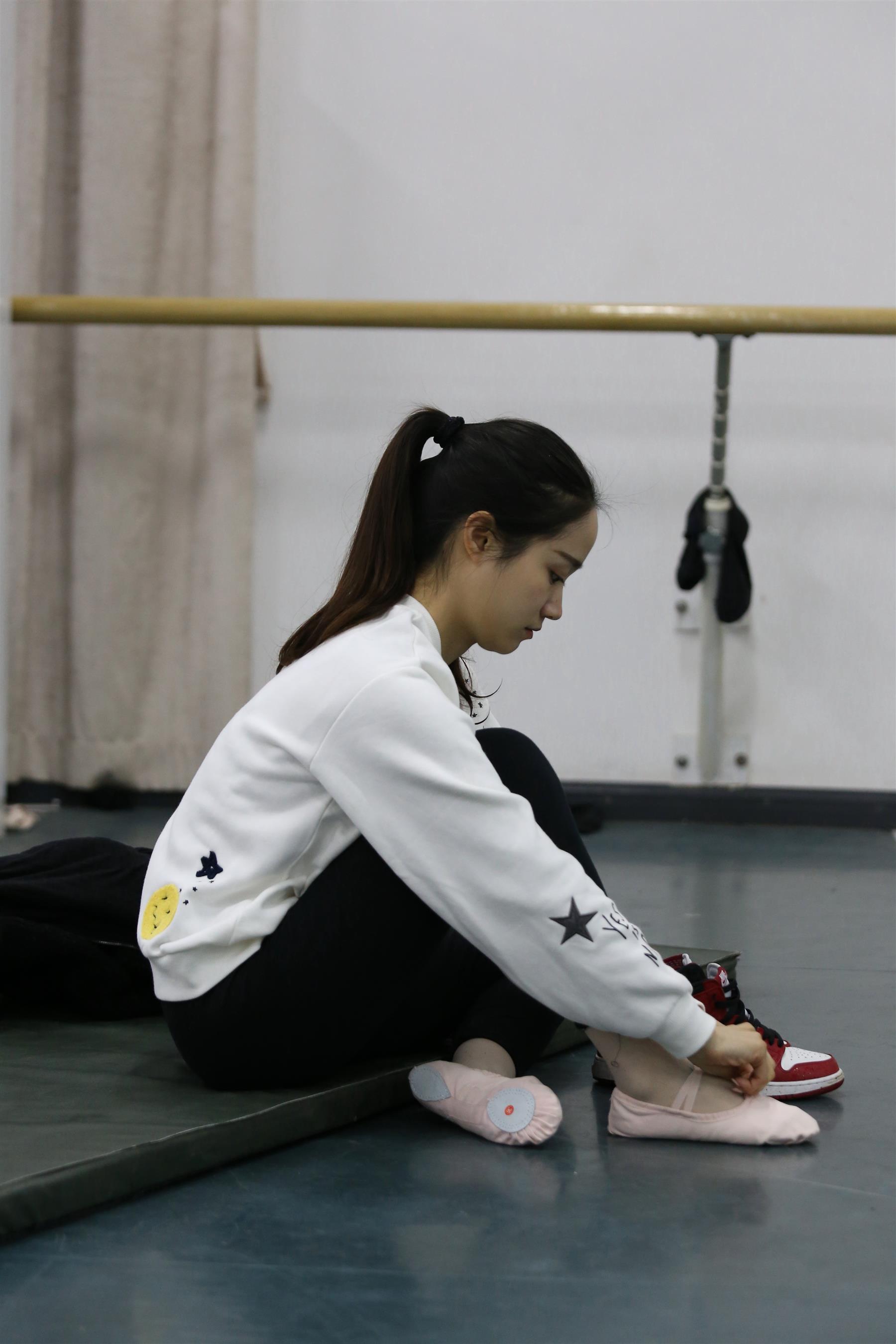 《舞后脏脏的丝袜脚+视频2个》作品图