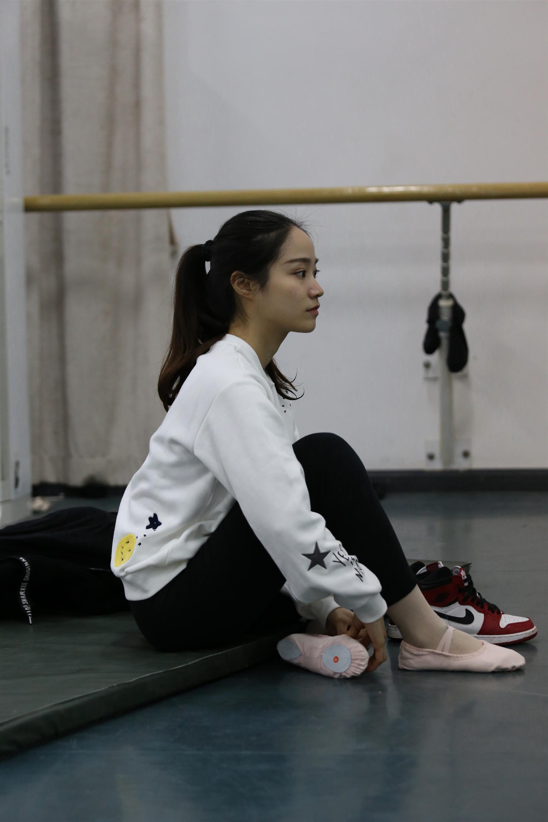 《舞后脏脏的丝袜脚+视频2个》作品图