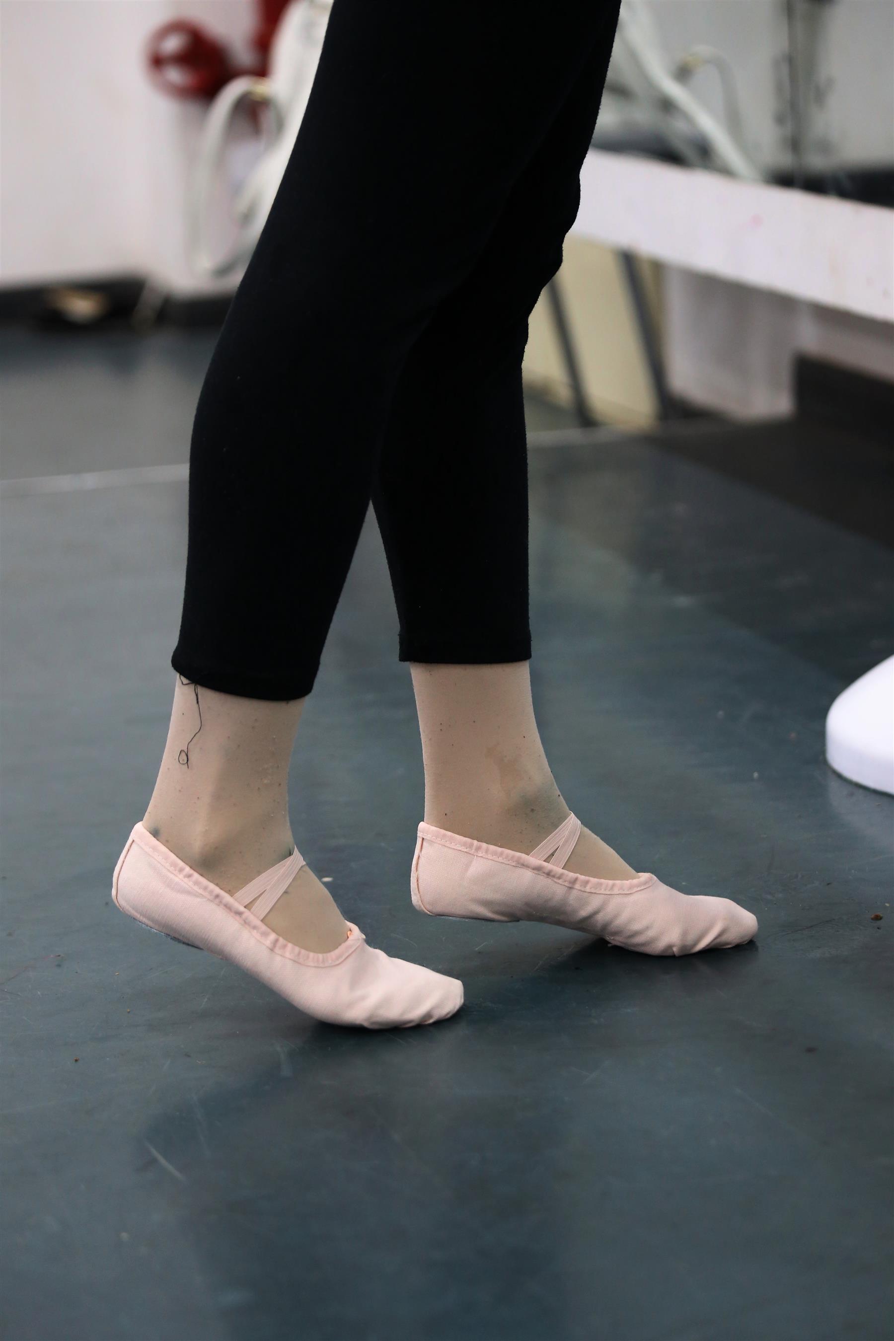 《舞后脏脏的丝袜脚+视频2个》作品图