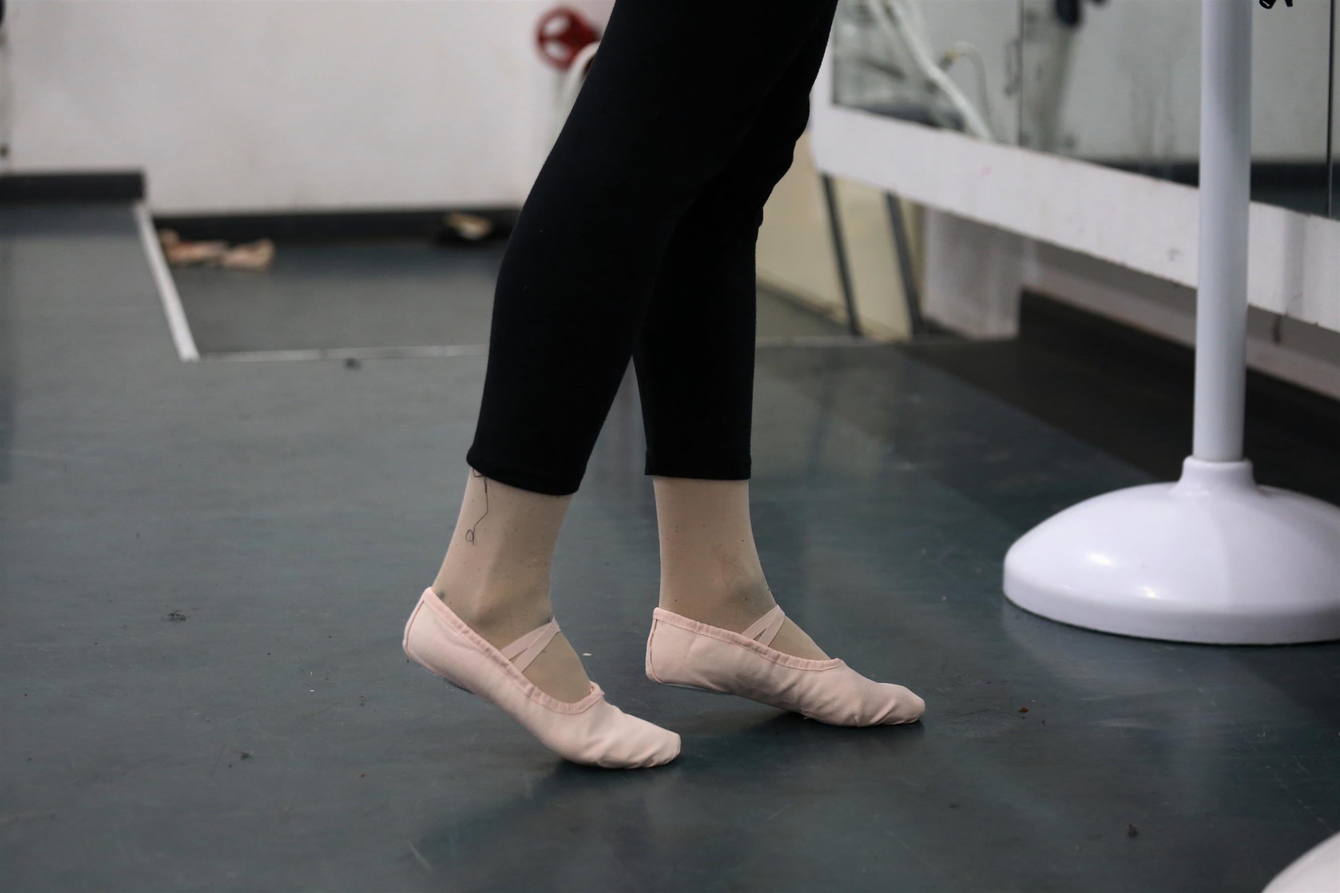 《舞后脏脏的丝袜脚+视频2个》作品图