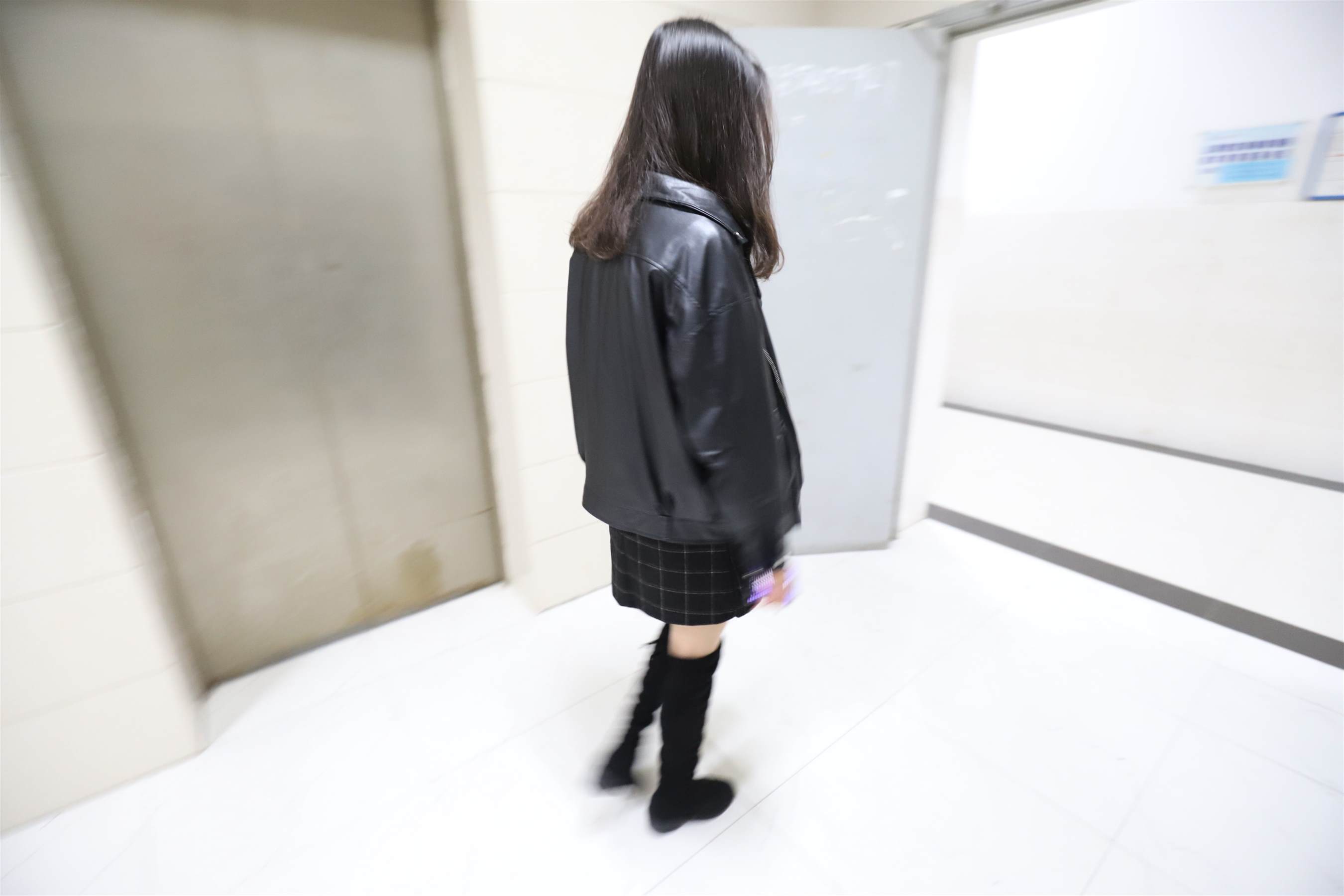 《学姐教室长靴丝袜脚丫+视频1个》作品图