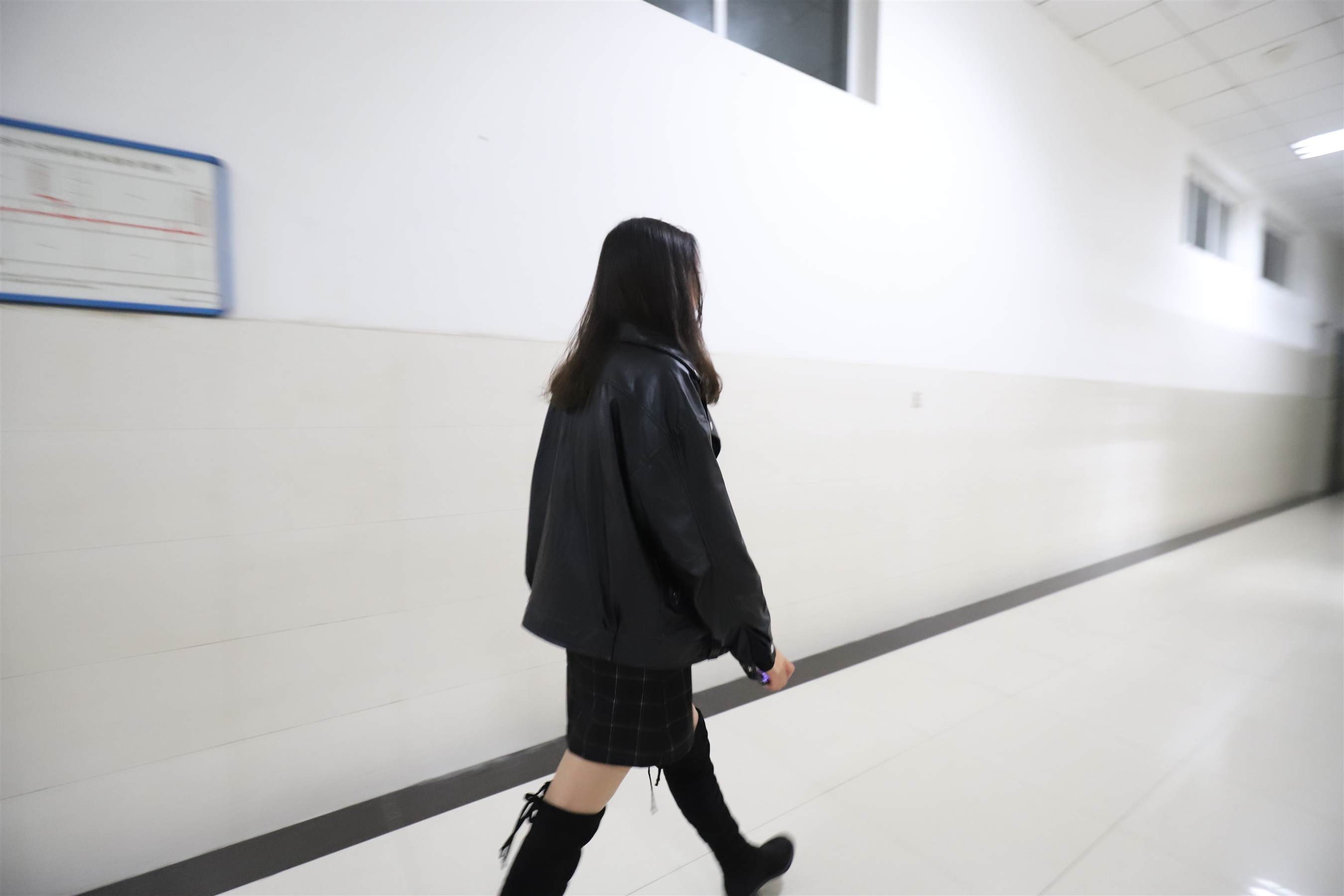 《学姐教室长靴丝袜脚丫+视频1个》作品图