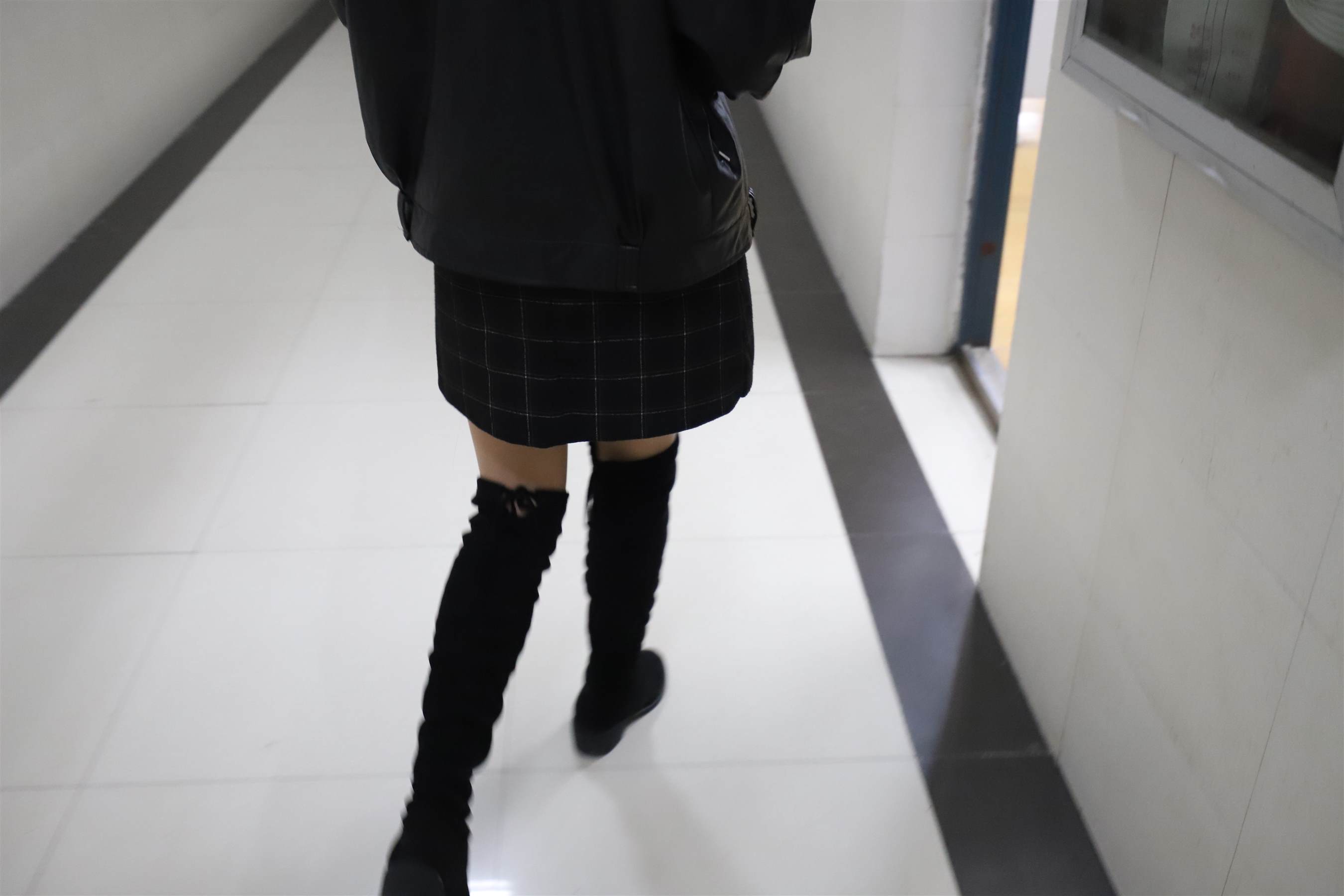 《学姐教室长靴丝袜脚丫+视频1个》作品图