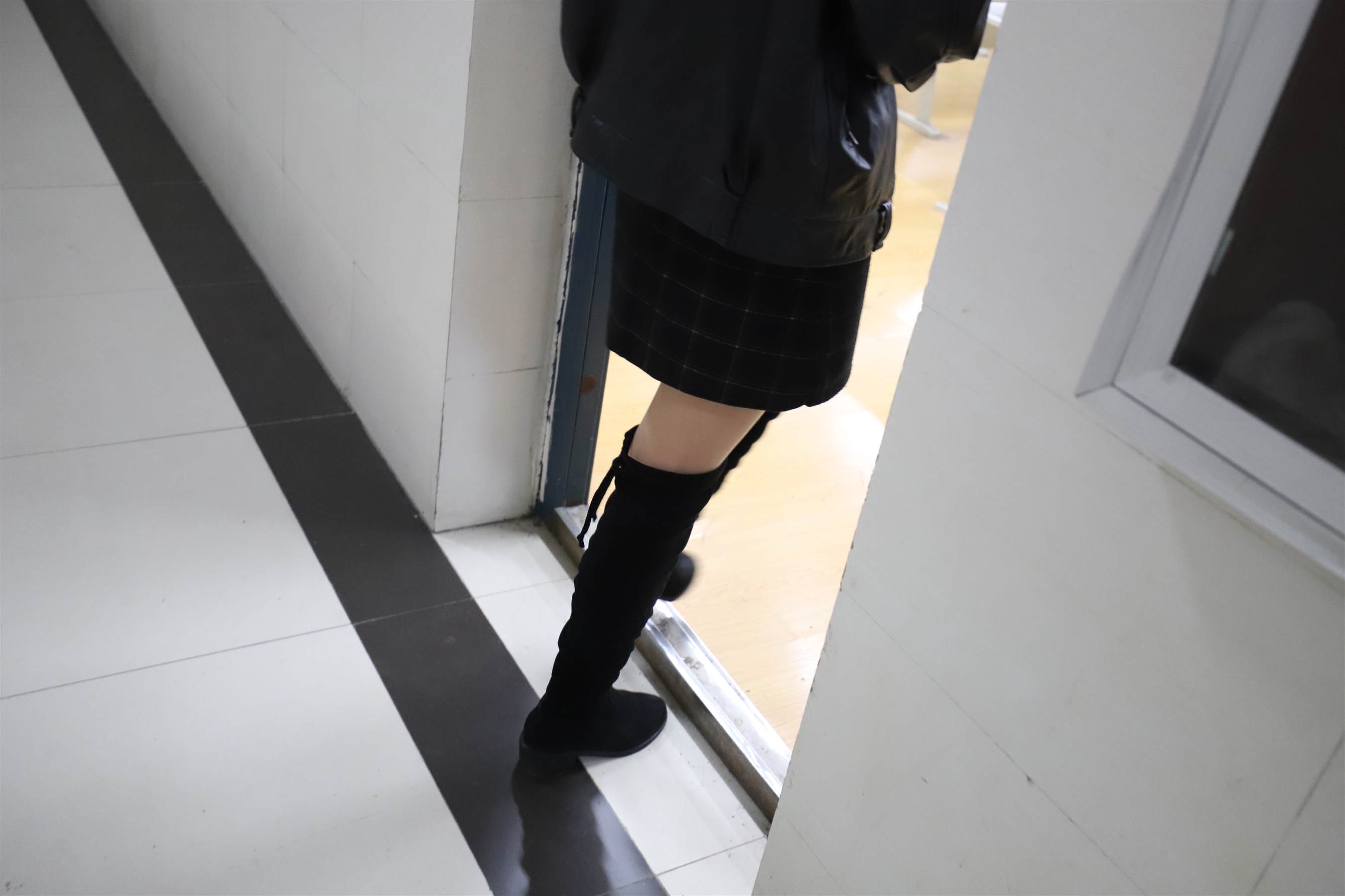 《学姐教室长靴丝袜脚丫+视频1个》作品图