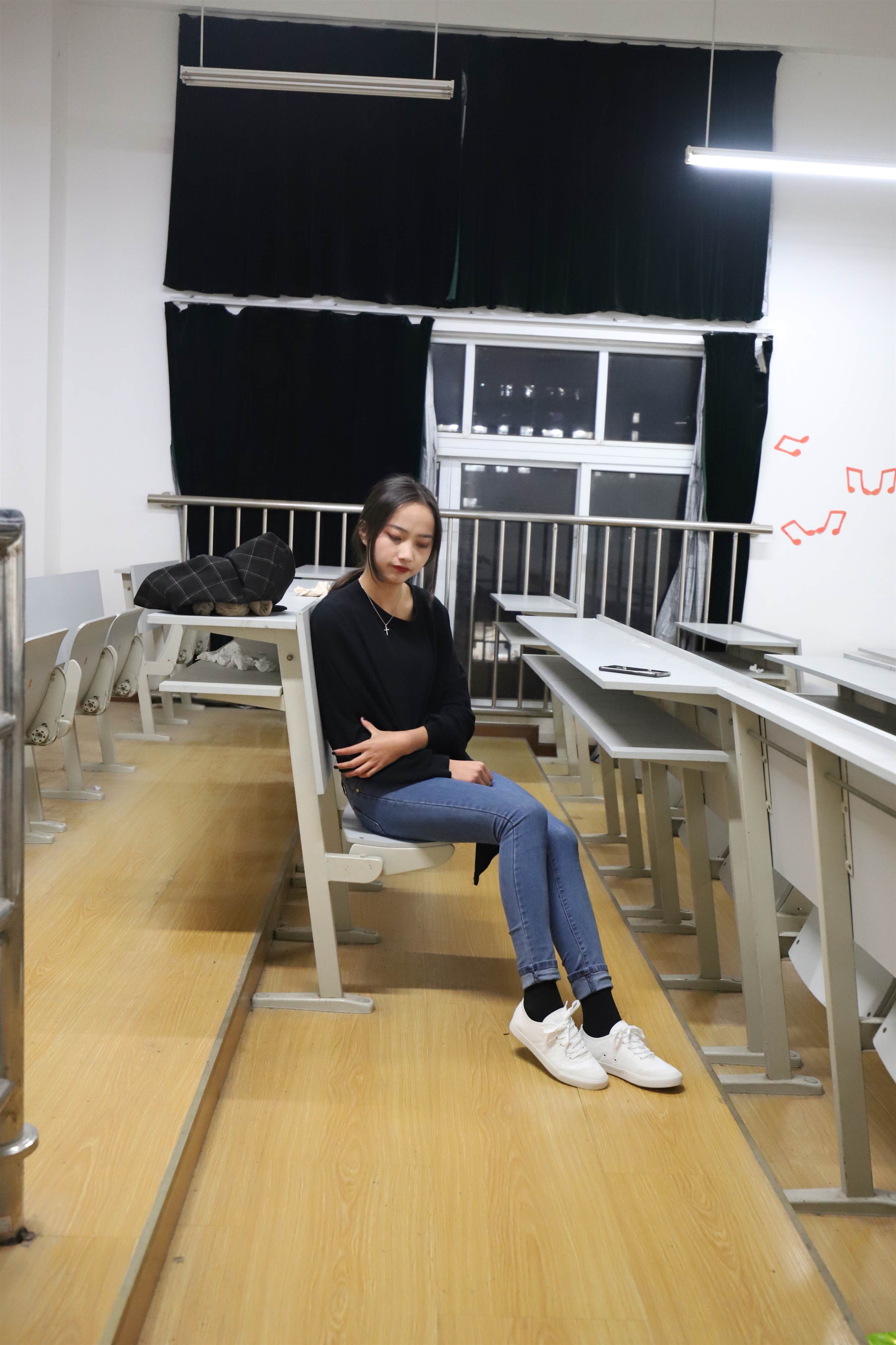 《学姐板鞋の黑棉袜脚》作品图