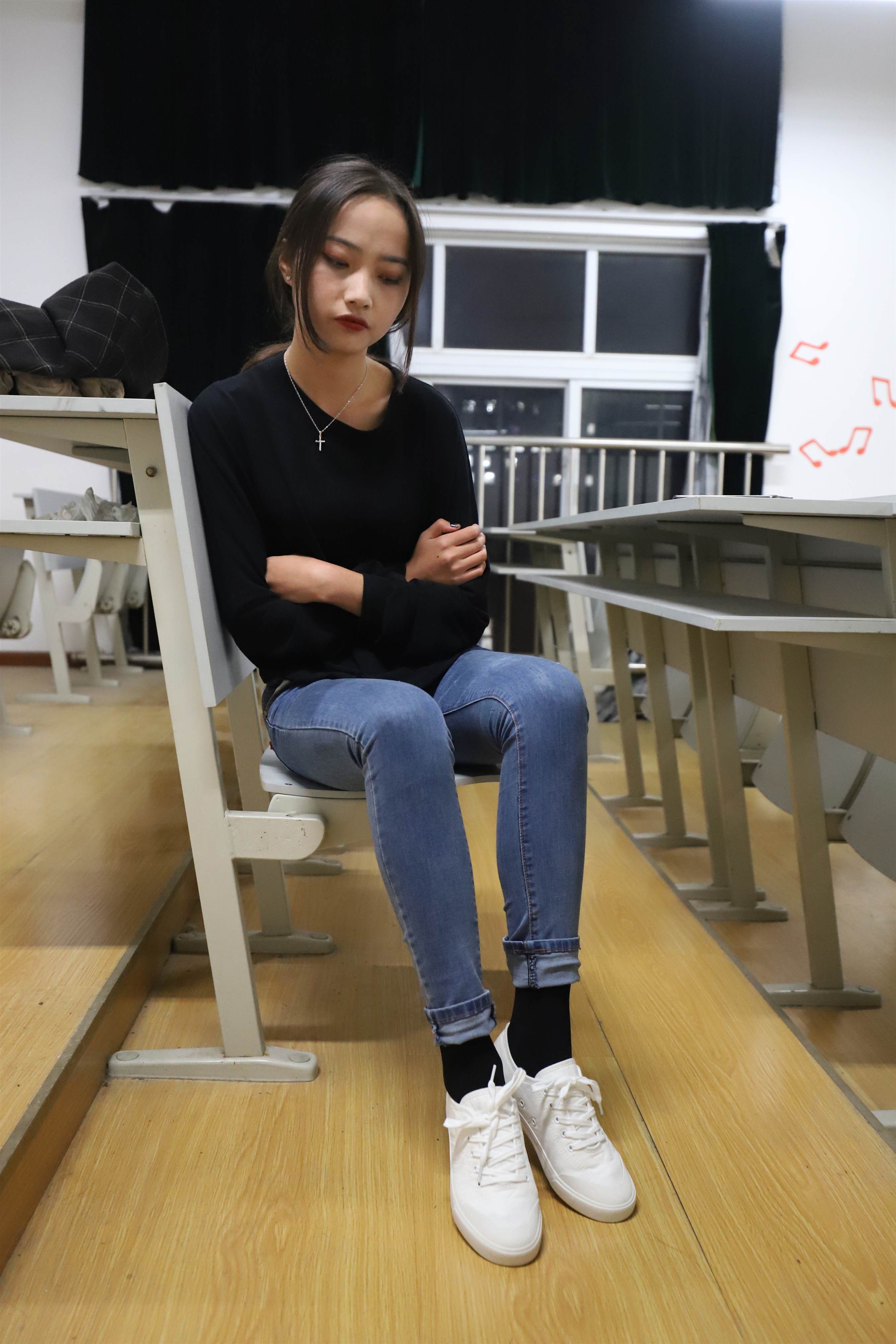 《学姐板鞋の黑棉袜脚》作品图