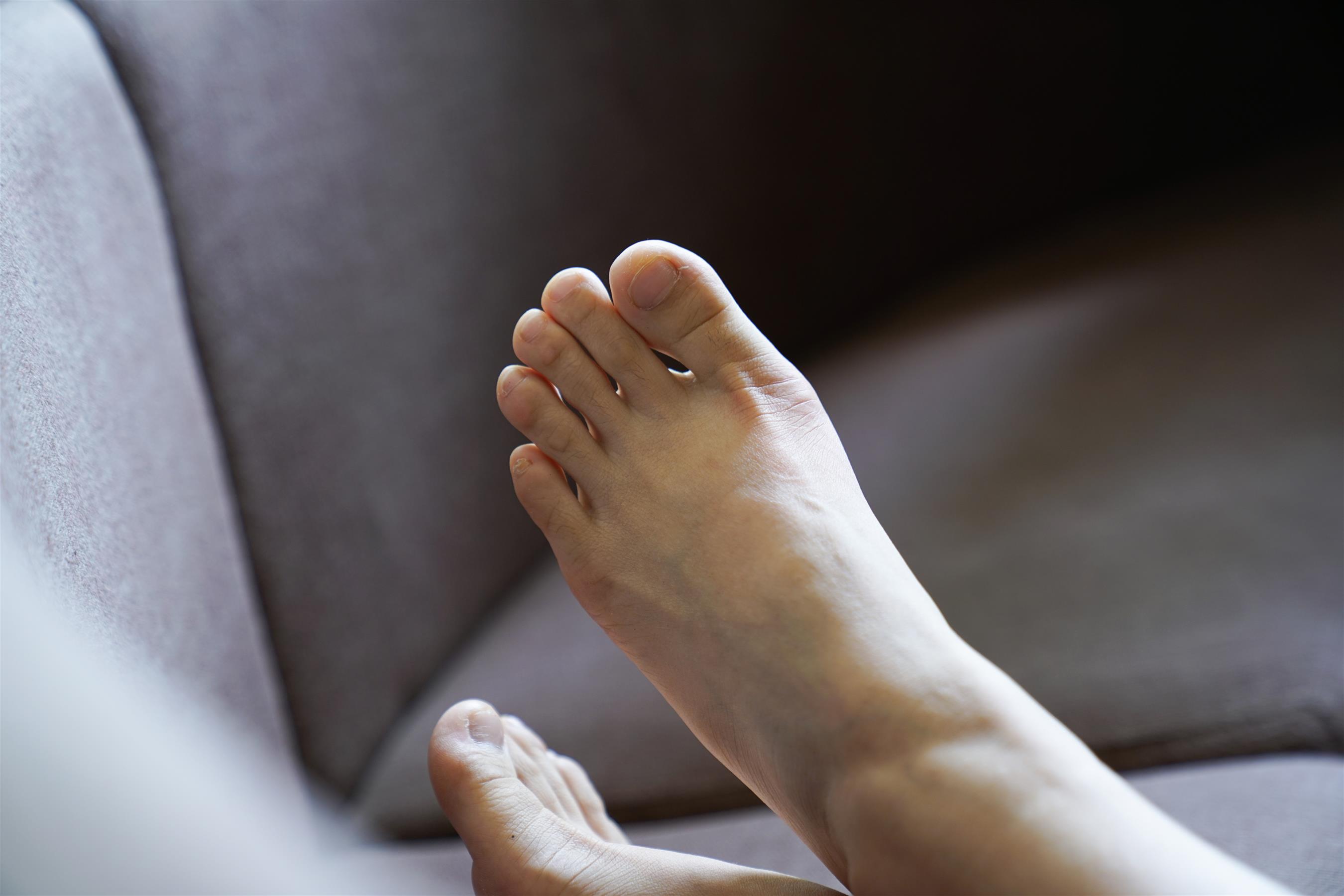 《牛仔裙の裸足脚丫》作品图