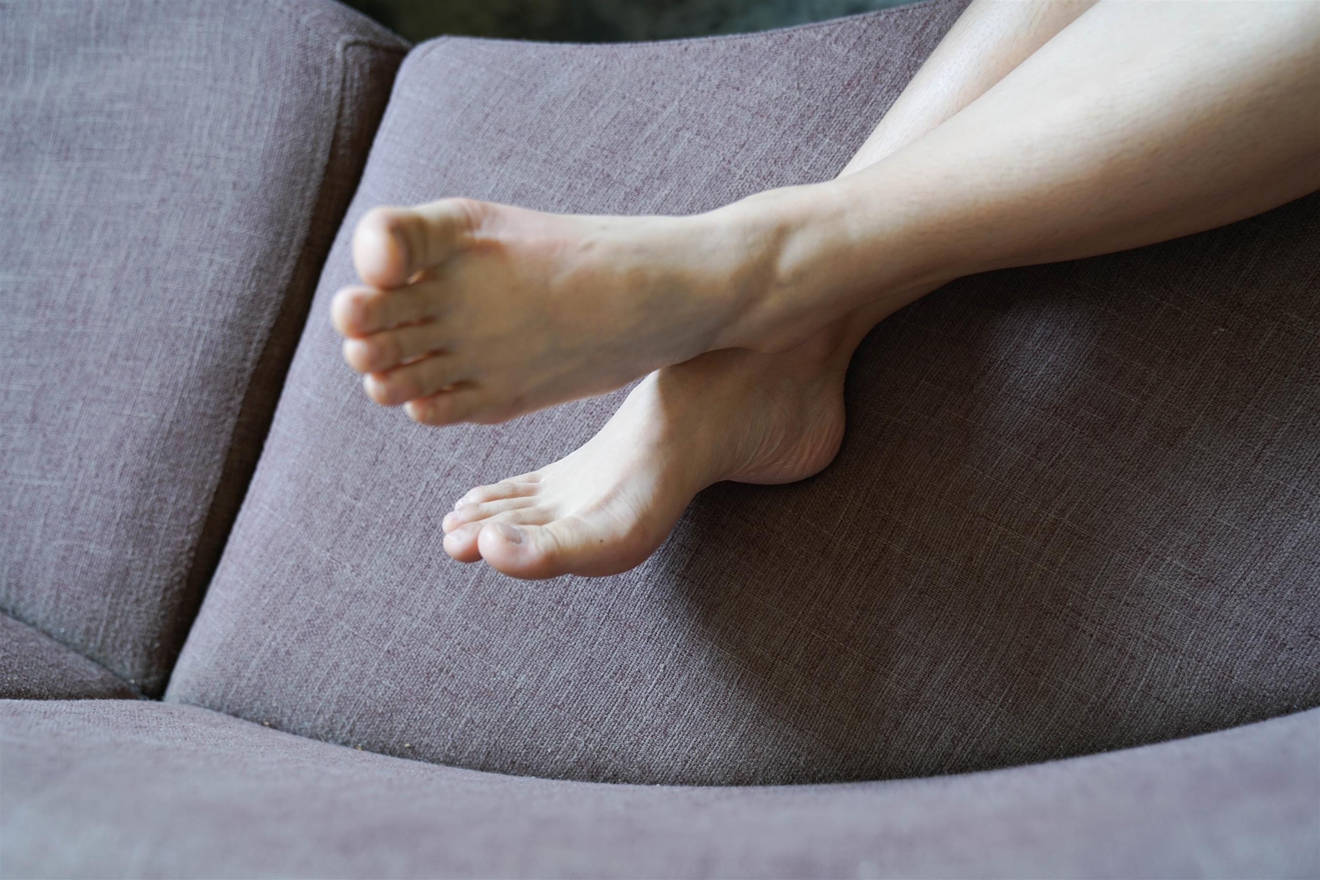 《牛仔裙の裸足脚丫》作品图