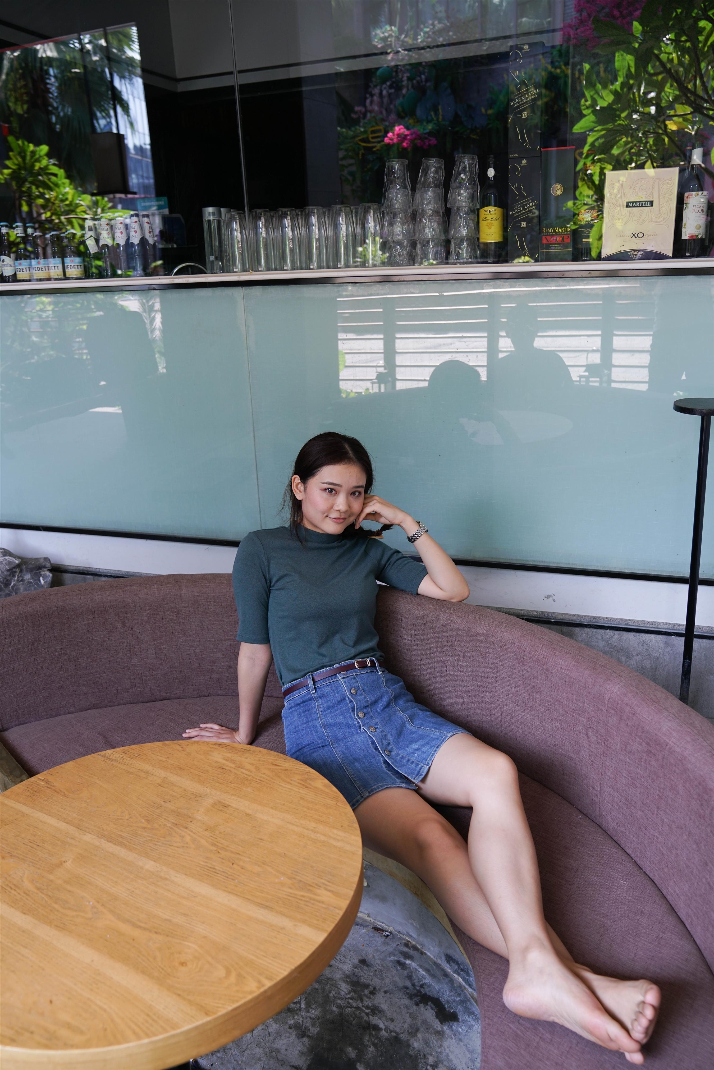 《牛仔裙の裸足脚丫》作品图