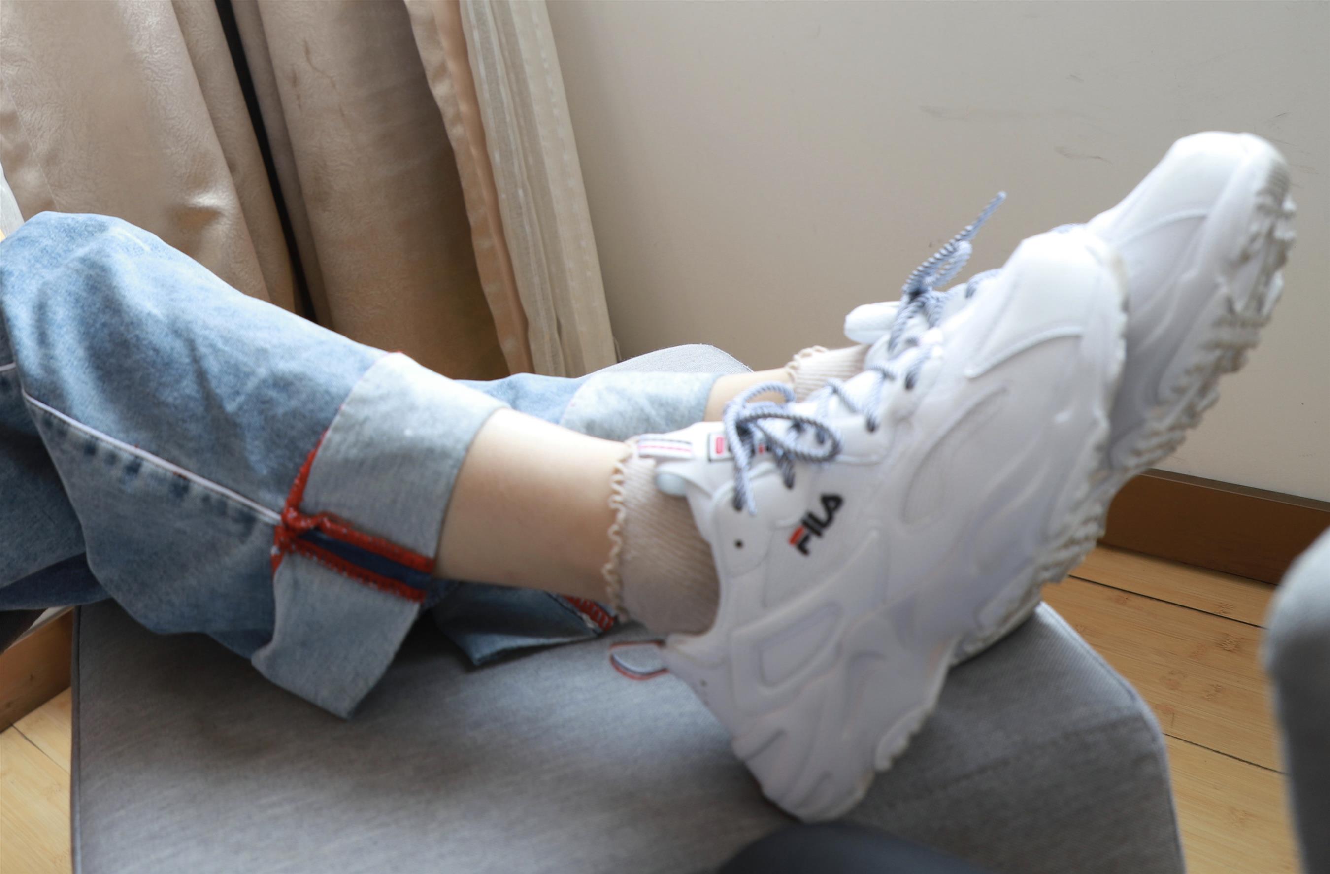 《运动鞋の棉袜脚丫》作品图