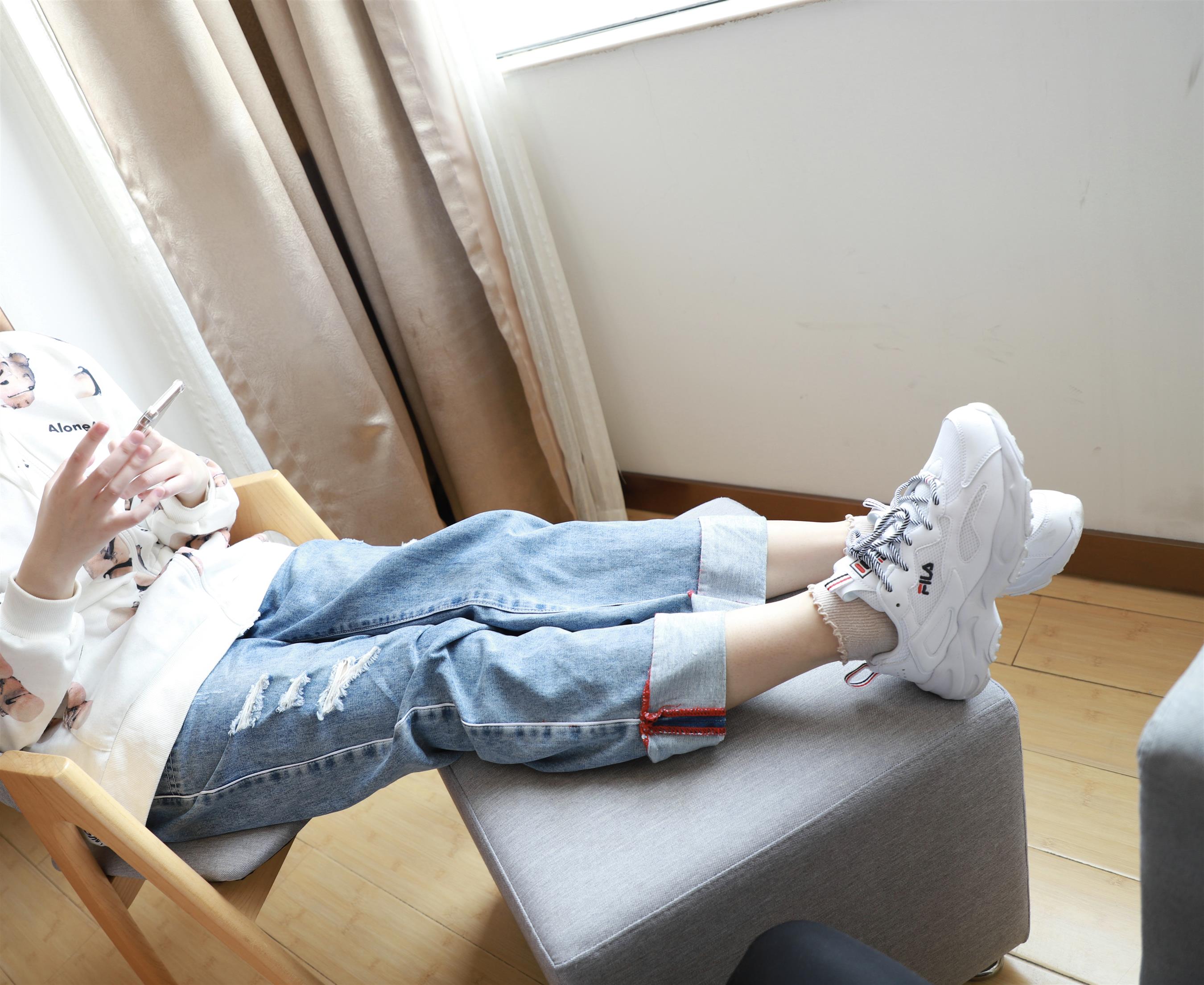 《运动鞋の棉袜脚丫》作品图