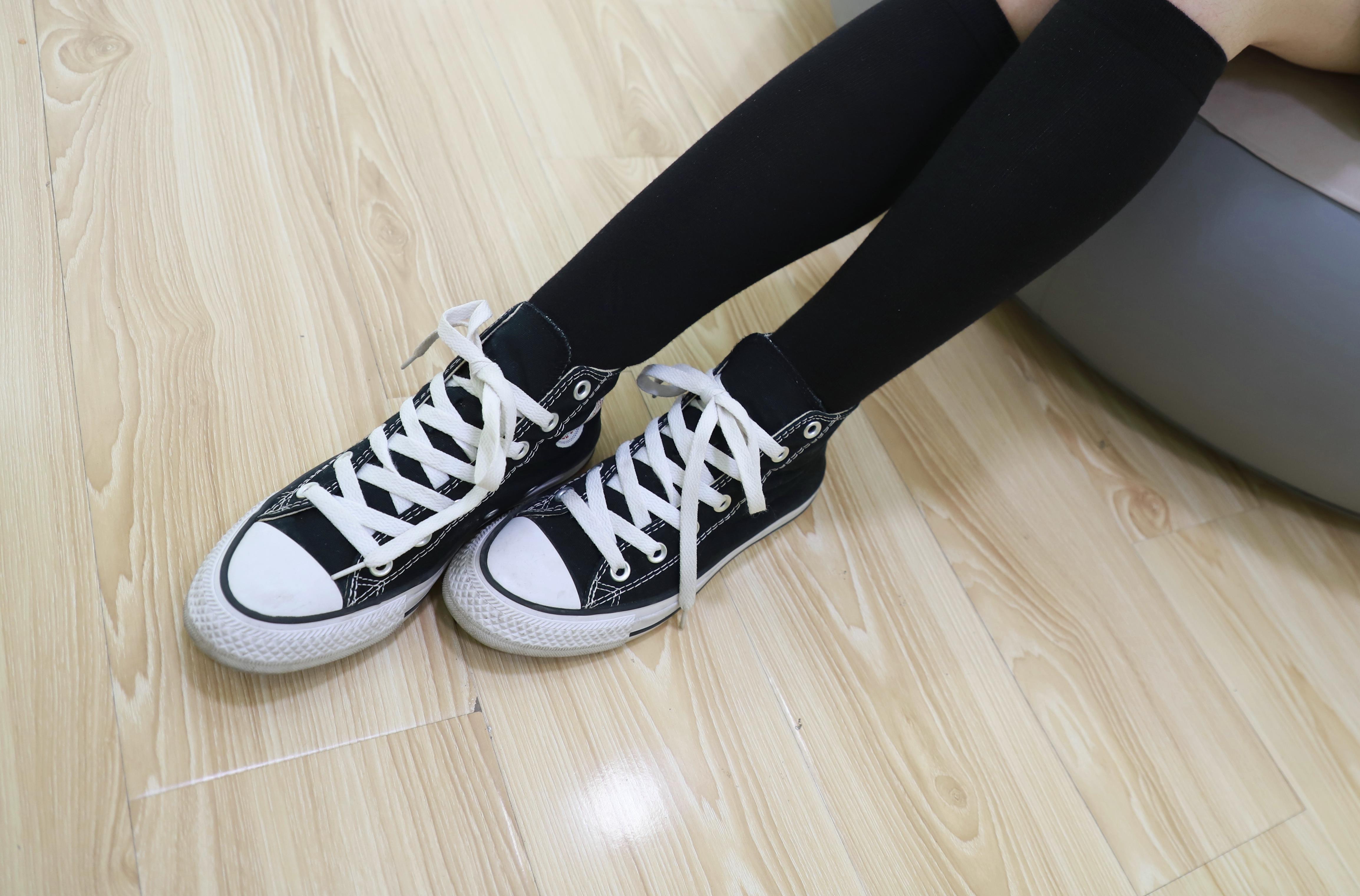 《帆布鞋の长黑袜脚丫+视频1个》作品图