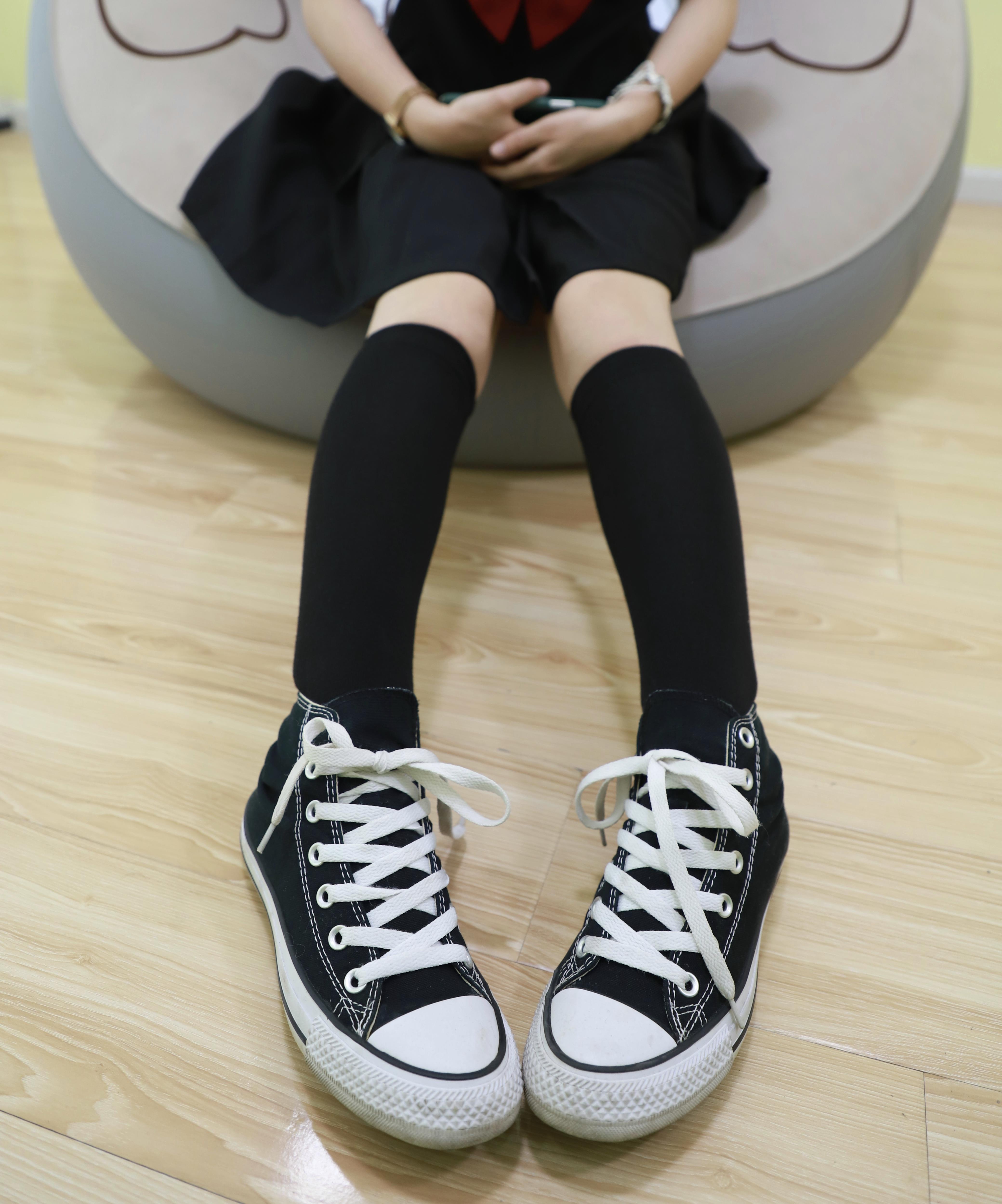 《帆布鞋の长黑袜脚丫+视频1个》作品图