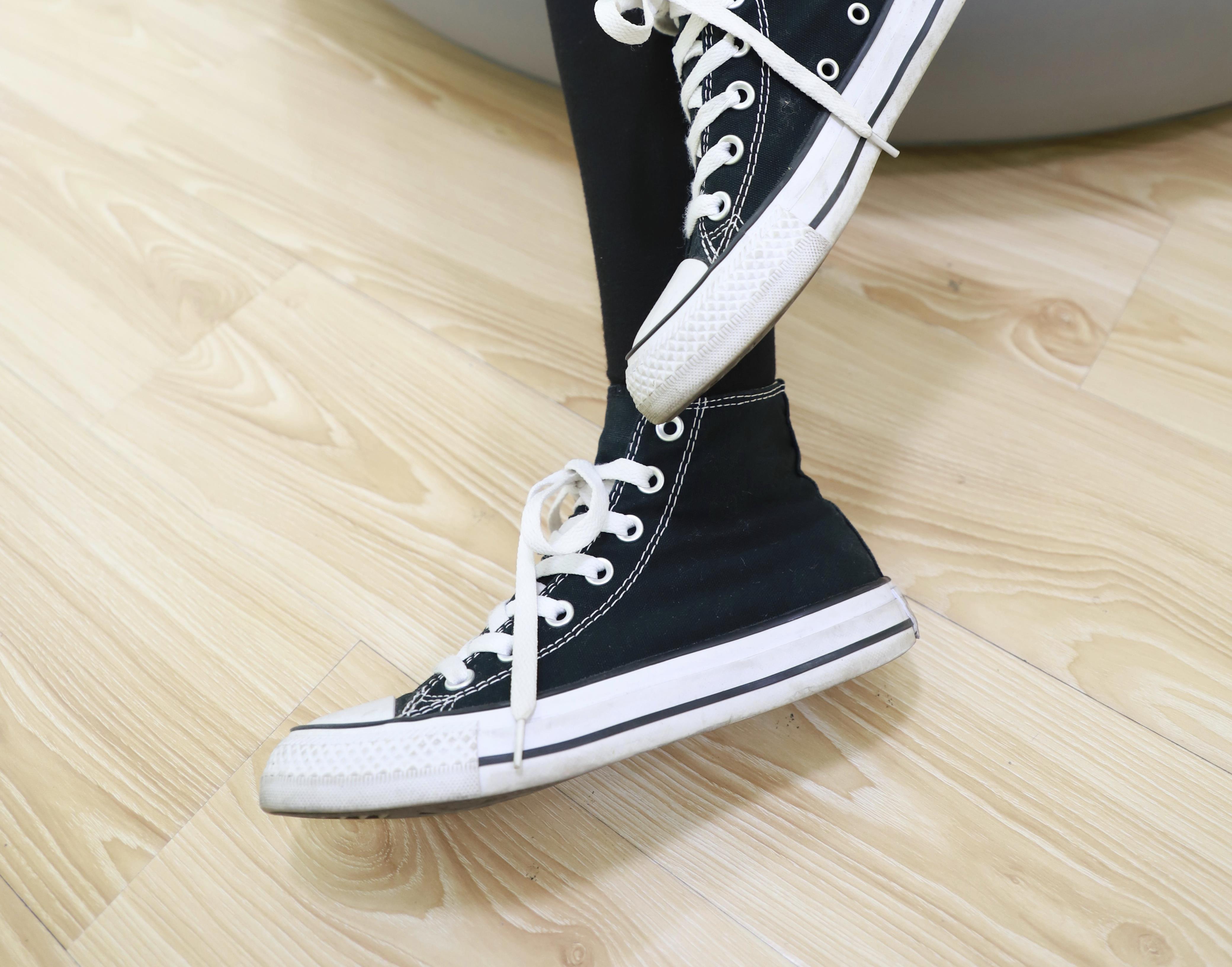 《帆布鞋の长黑袜脚丫+视频1个》作品图