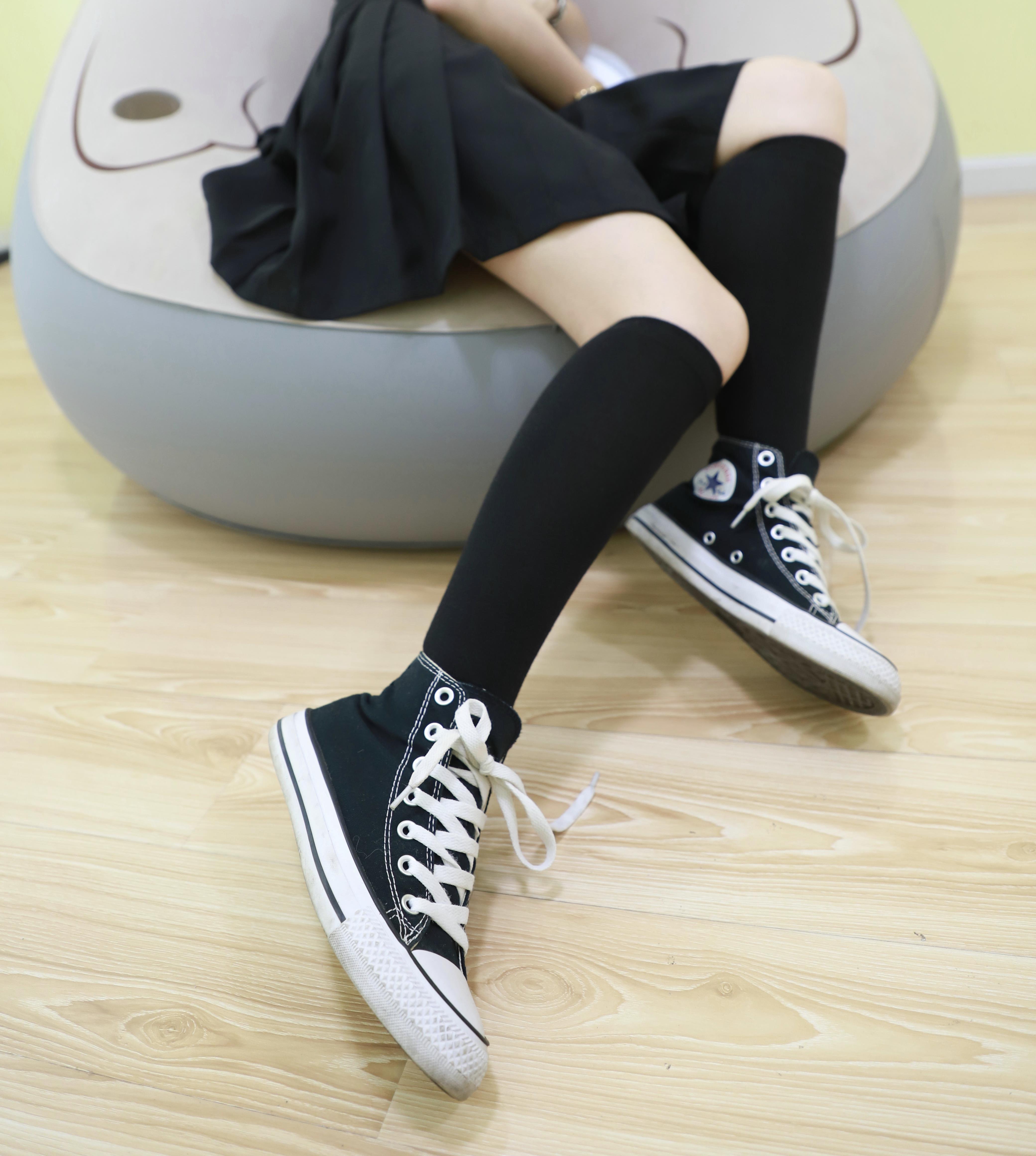 《帆布鞋の长黑袜脚丫+视频1个》作品图