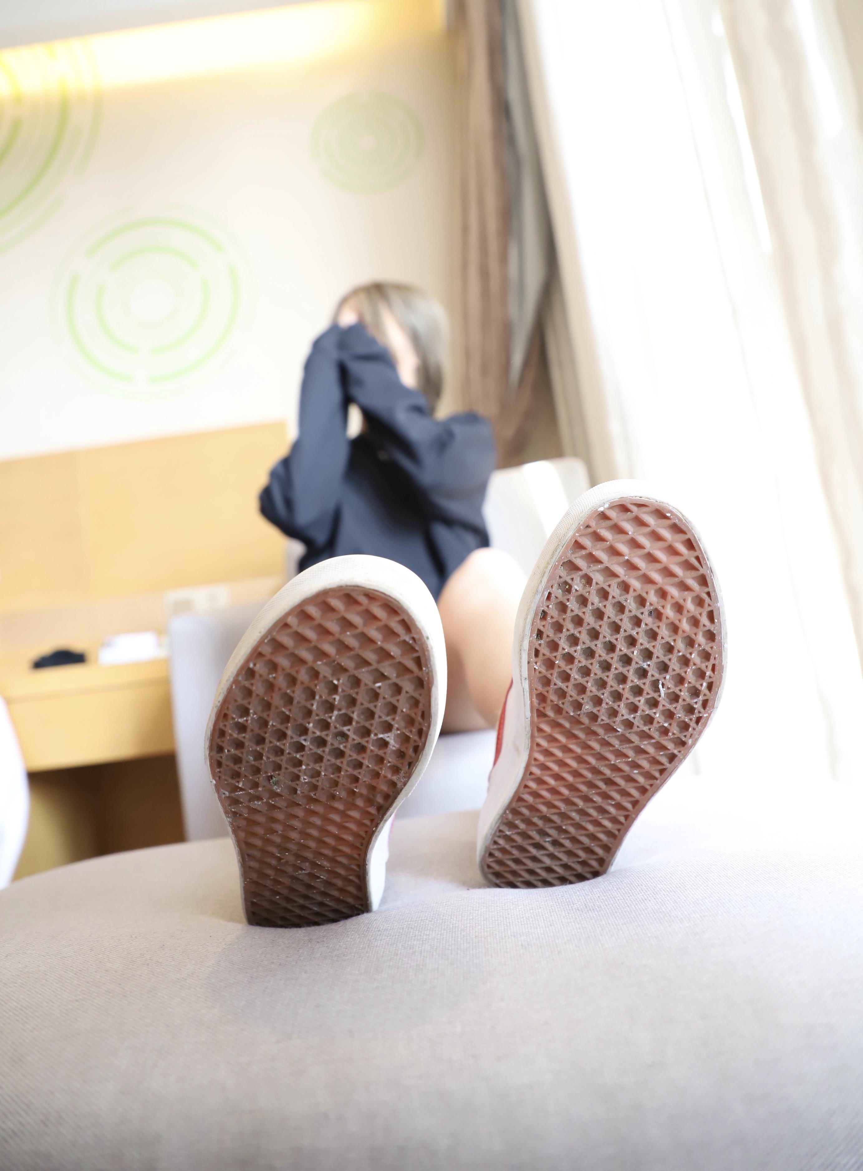 《脏脏的回力鞋の棉袜脚丫》作品图