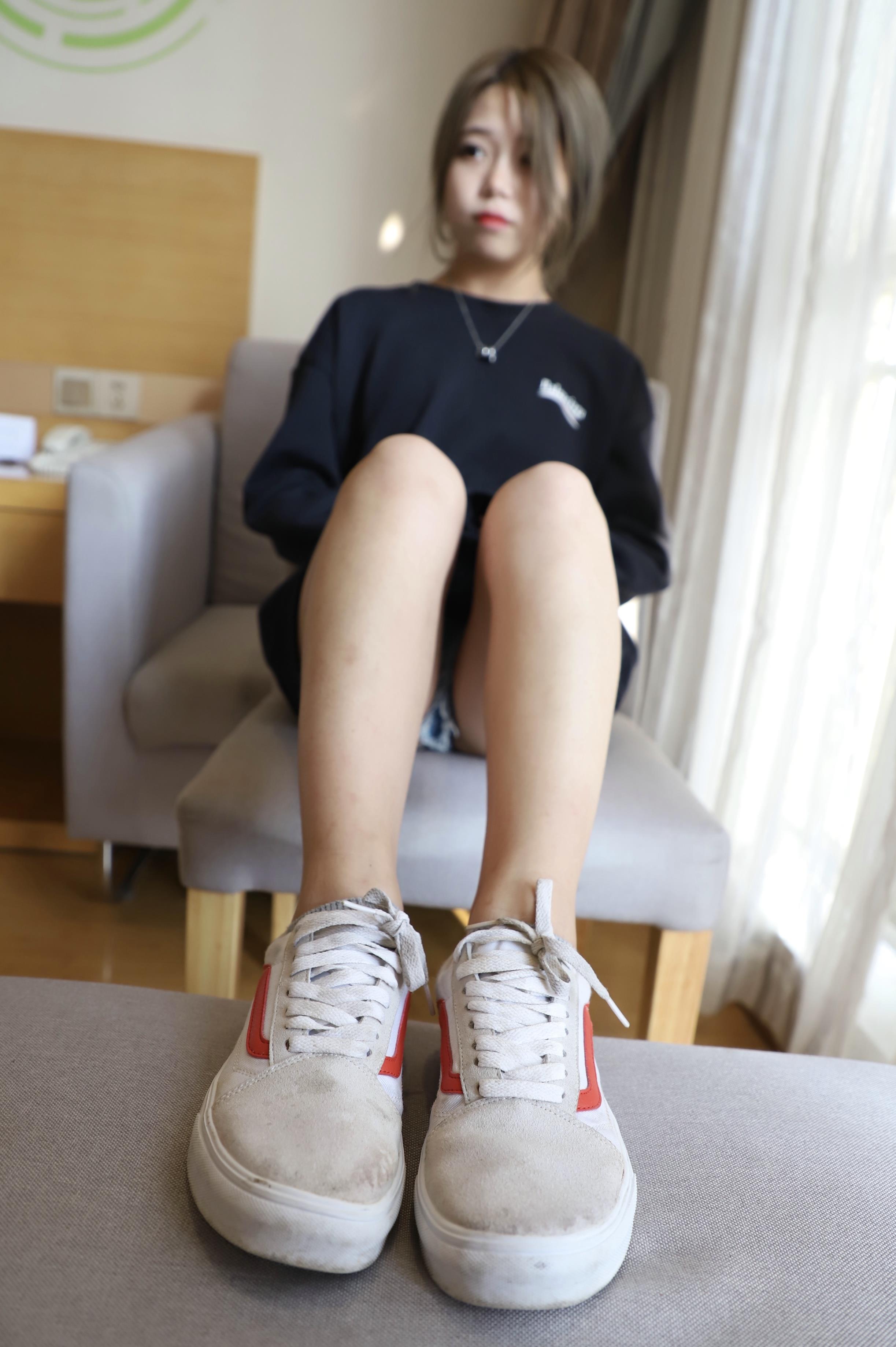 《脏脏的回力鞋の棉袜脚丫》作品图