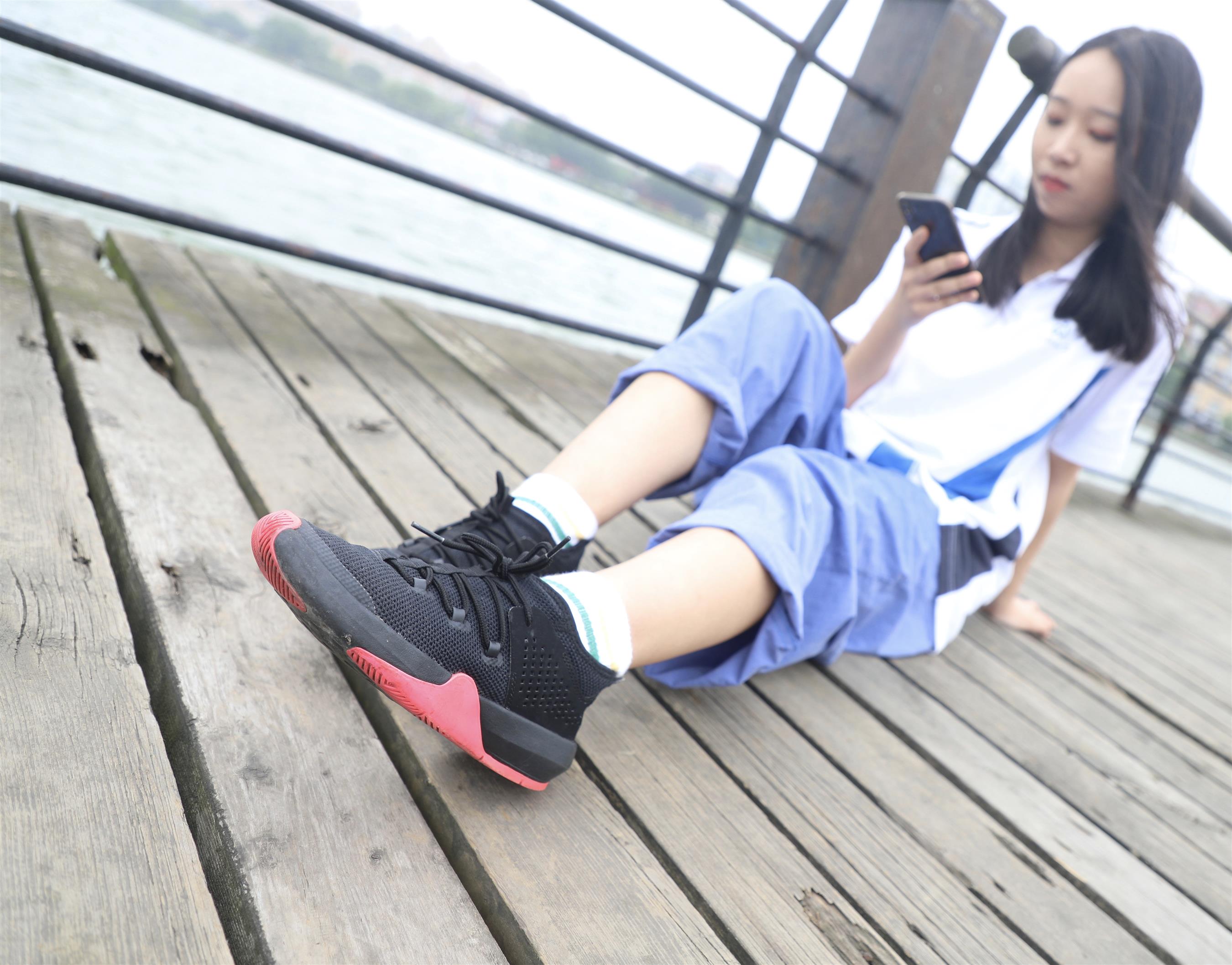 《校服运动鞋の棉袜脚丫+视频1个》作品图