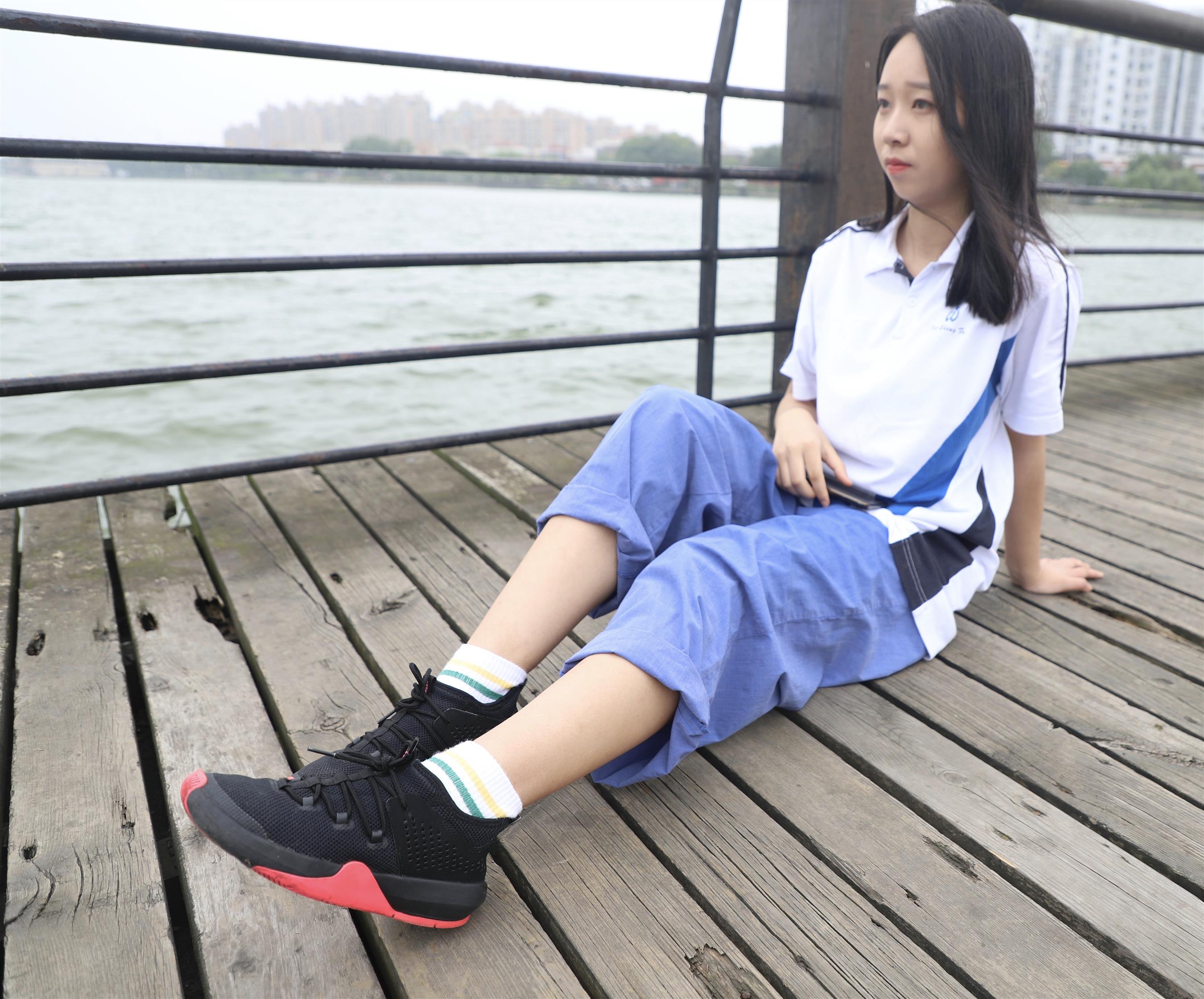 《校服运动鞋の棉袜脚丫+视频1个》作品图