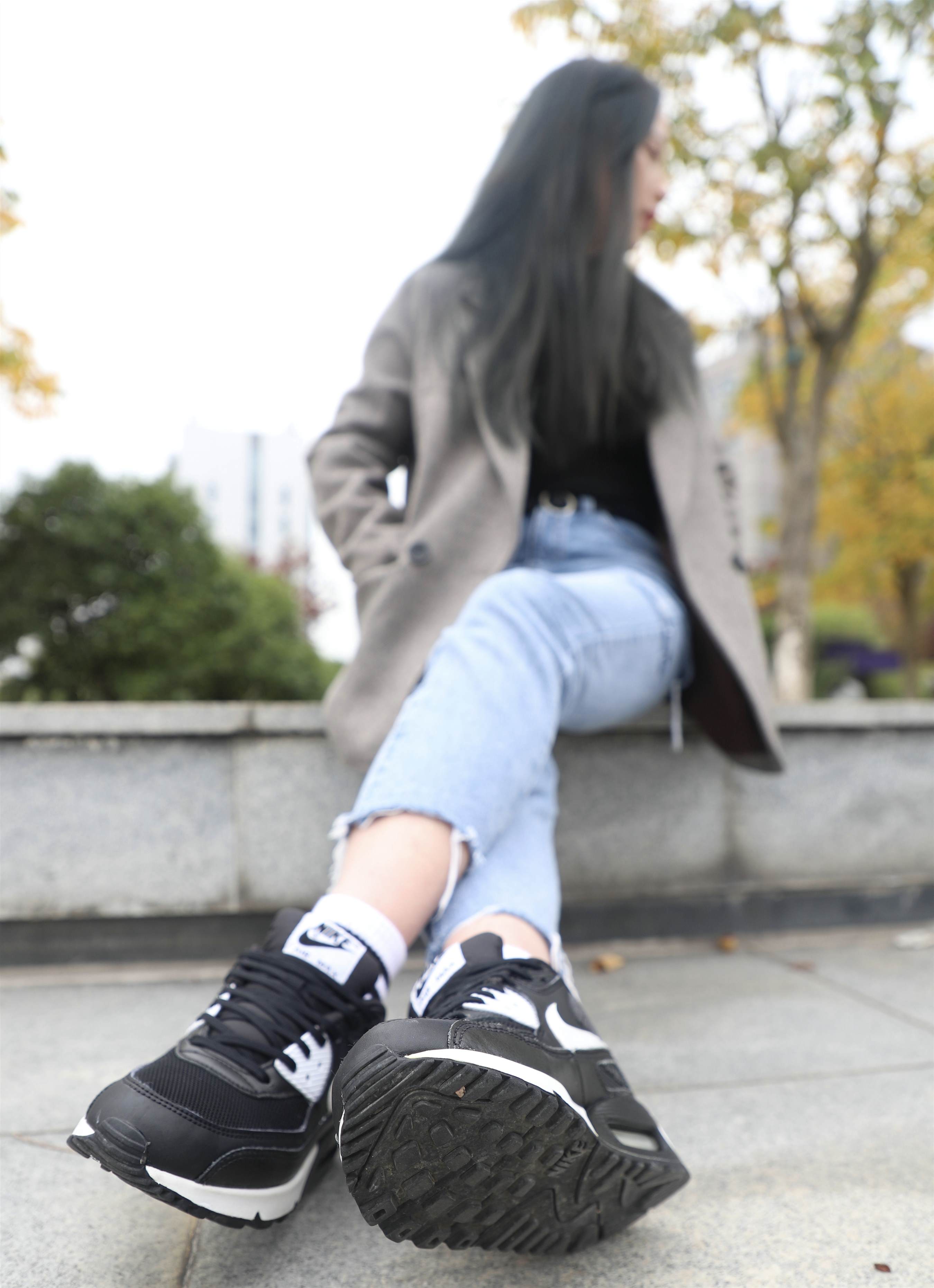 《运动鞋の棉袜脚》作品图