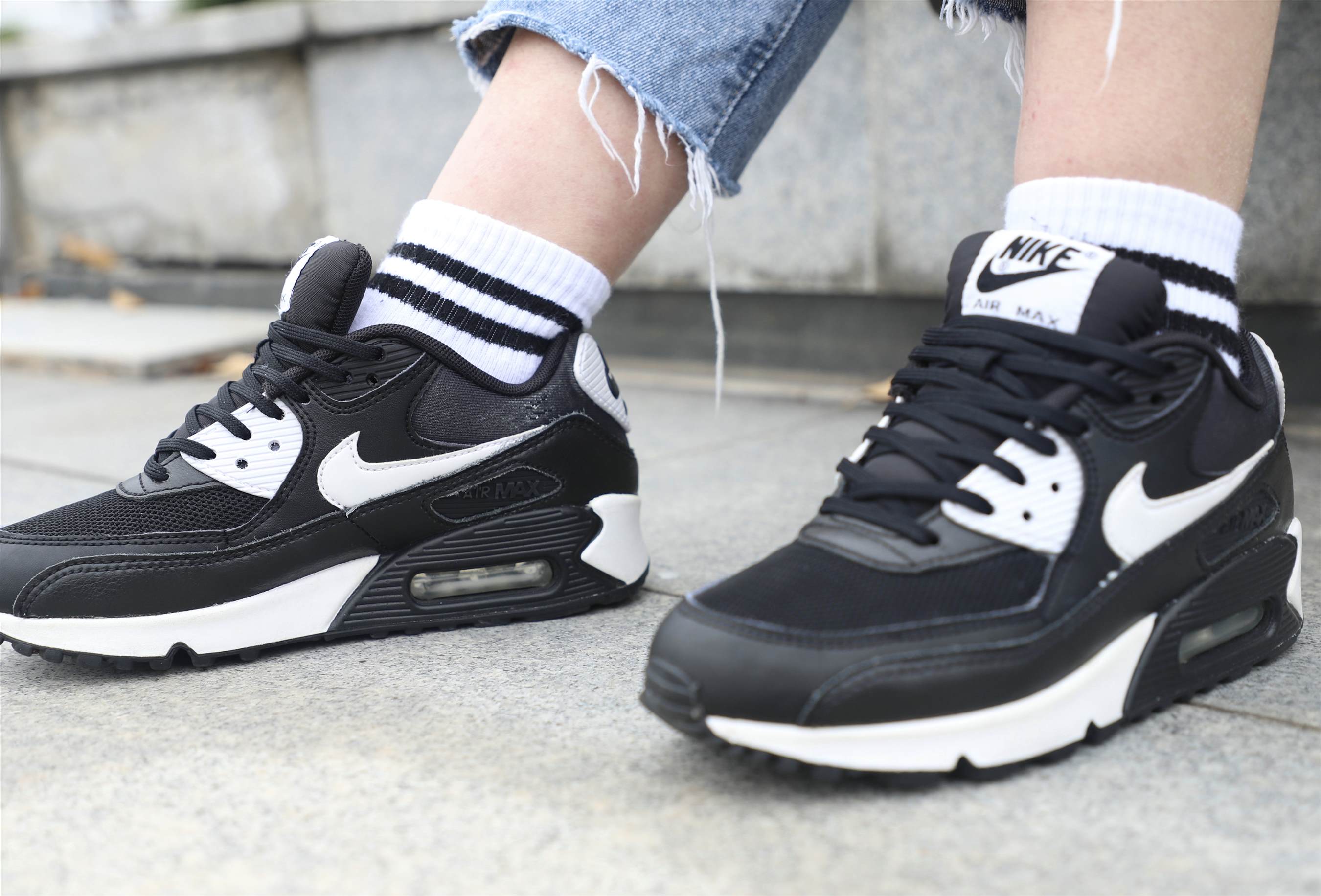 《运动鞋の棉袜脚》作品图