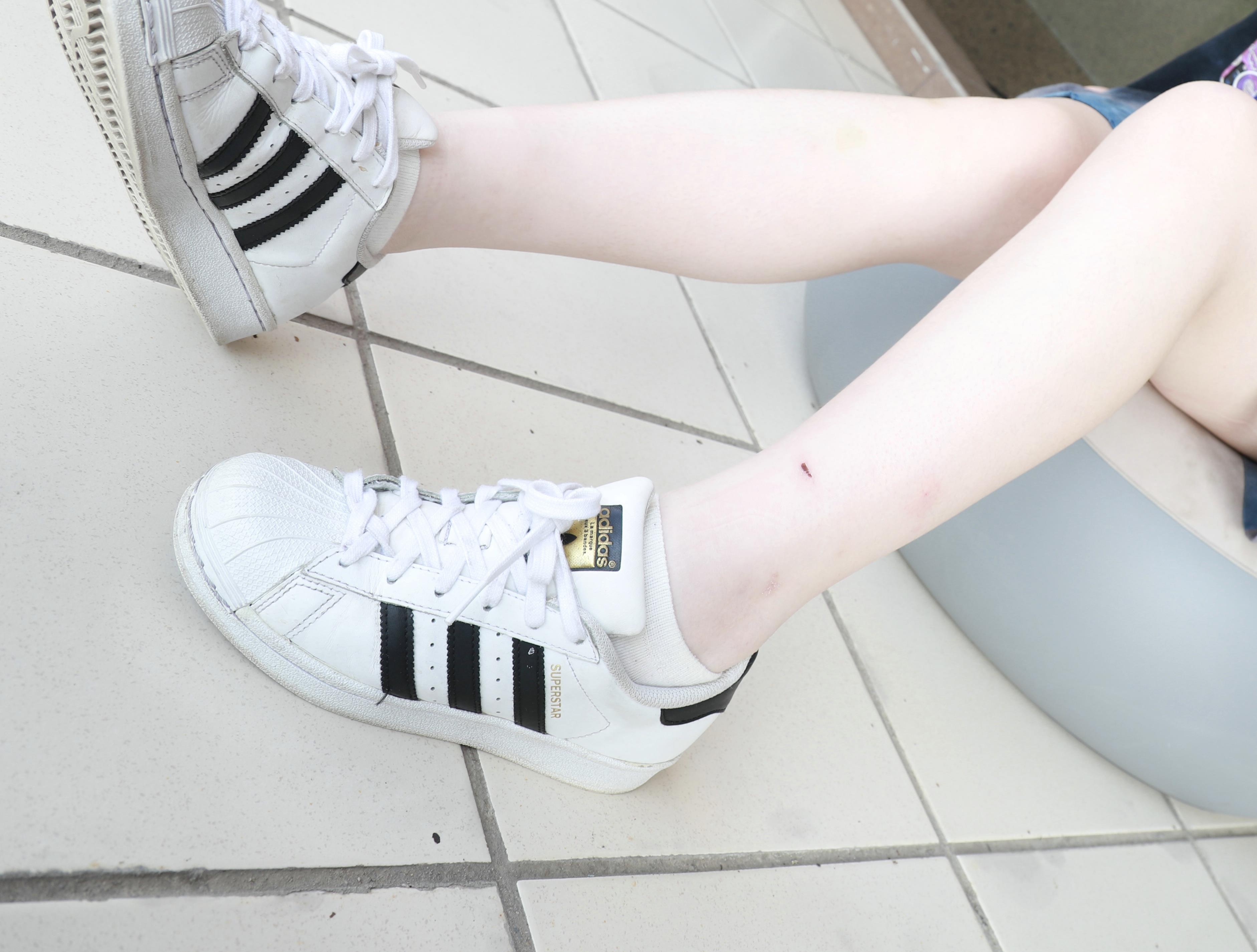 《板鞋棉袜脚の脱袜过程》作品图