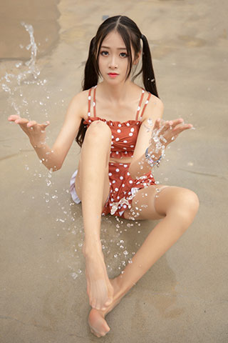 泳池肉丝小姑娘玩水 